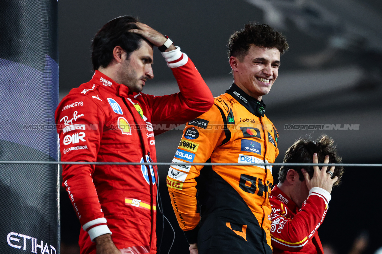 GP ABU DHABI, Lando Norris (GBR), McLaren F1 Team Charles Leclerc (FRA), Ferrari Carlos Sainz Jr (ESP), Ferrari 
08.12.2024. Formula 1 World Championship, Rd 24, Abu Dhabi Grand Prix, Yas Marina Circuit, Abu Dhabi, Gara Day.
- www.xpbimages.com, EMail: requests@xpbimages.com © Copyright: Charniaux / XPB Images
