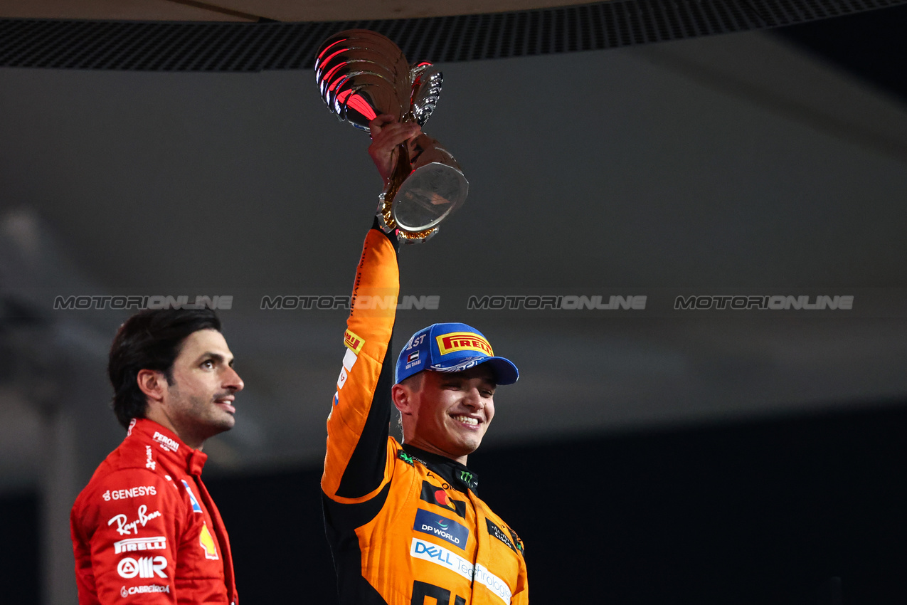 GP ABU DHABI, Lando Norris (GBR), McLaren F1 Team Carlos Sainz Jr (ESP), Ferrari 
08.12.2024. Formula 1 World Championship, Rd 24, Abu Dhabi Grand Prix, Yas Marina Circuit, Abu Dhabi, Gara Day.
- www.xpbimages.com, EMail: requests@xpbimages.com © Copyright: Charniaux / XPB Images