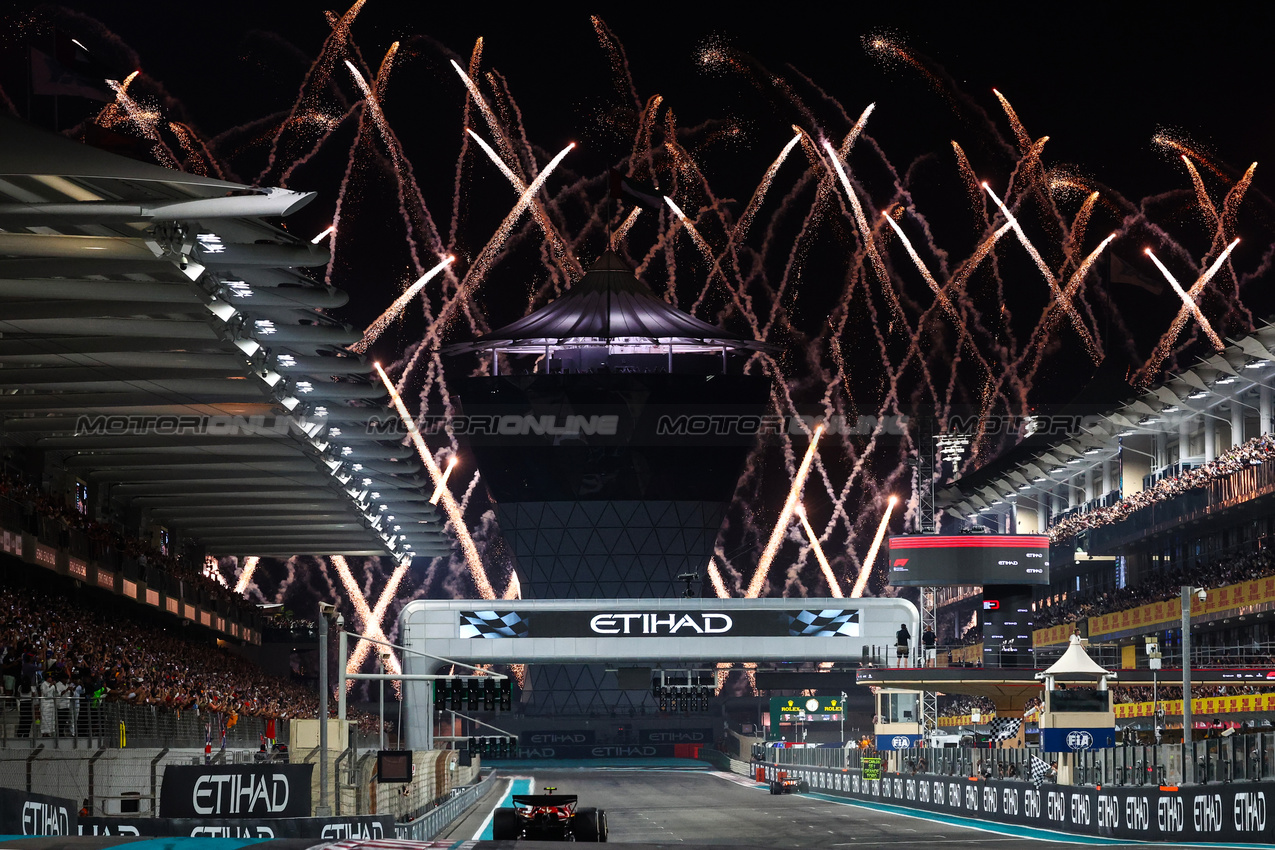 GP ABU DHABI, Charles Leclerc (FRA), Ferrari Lando Norris (GBR), McLaren F1 Team 
08.12.2024. Formula 1 World Championship, Rd 24, Abu Dhabi Grand Prix, Yas Marina Circuit, Abu Dhabi, Gara Day.
- www.xpbimages.com, EMail: requests@xpbimages.com © Copyright: Charniaux / XPB Images