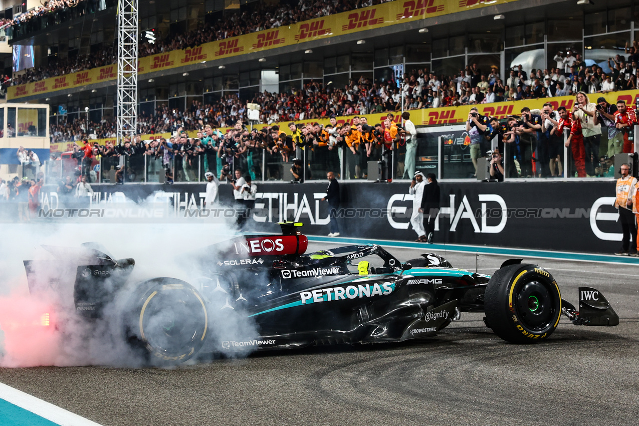 GP ABU DHABI, Lewis Hamilton (GBR), Mercedes AMG F1  
08.12.2024. Formula 1 World Championship, Rd 24, Abu Dhabi Grand Prix, Yas Marina Circuit, Abu Dhabi, Gara Day.
- www.xpbimages.com, EMail: requests@xpbimages.com © Copyright: Charniaux / XPB Images