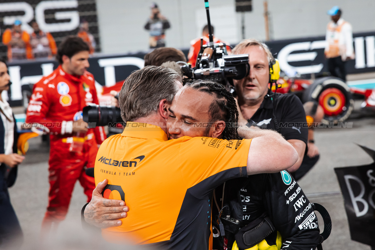 GP ABU DHABI, (L to R): Zak Brown (USA) McLaren Executive Director celebrates with Lewis Hamilton (GBR) Mercedes AMG F1 in parc ferme after winning the Constructors' Championship. 

08.12.2024. Formula 1 World Championship, Rd 24, Abu Dhabi Grand Prix, Yas Marina Circuit, Abu Dhabi, Gara Day.

- www.xpbimages.com, EMail: requests@xpbimages.com © Copyright: Bearne / XPB Images