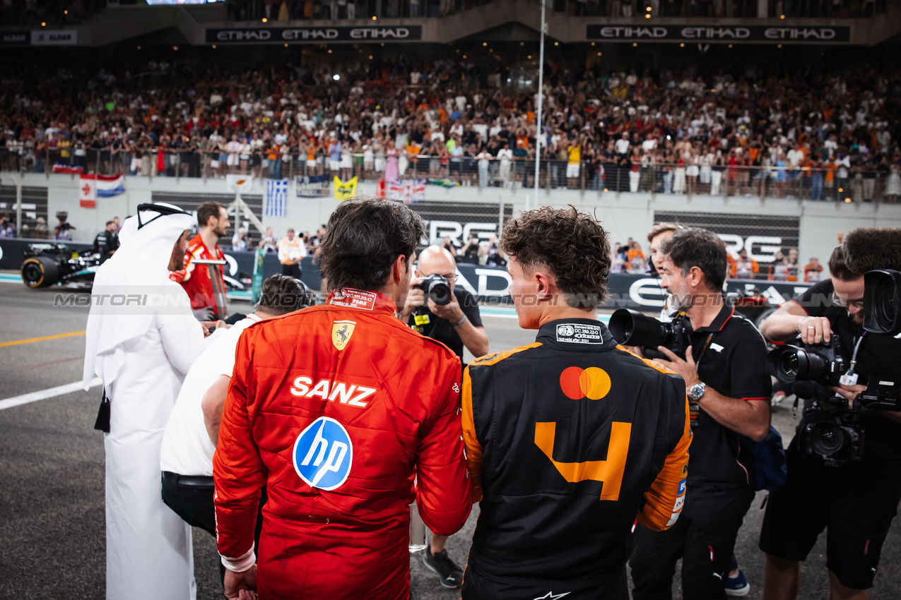 GP ABU DHABI, (L to R): Carlos Sainz Jr (ESP) Ferrari with vincitore Lando Norris (GBR) McLaren in parc ferme.

08.12.2024. Formula 1 World Championship, Rd 24, Abu Dhabi Grand Prix, Yas Marina Circuit, Abu Dhabi, Gara Day.

- www.xpbimages.com, EMail: requests@xpbimages.com © Copyright: Bearne / XPB Images
