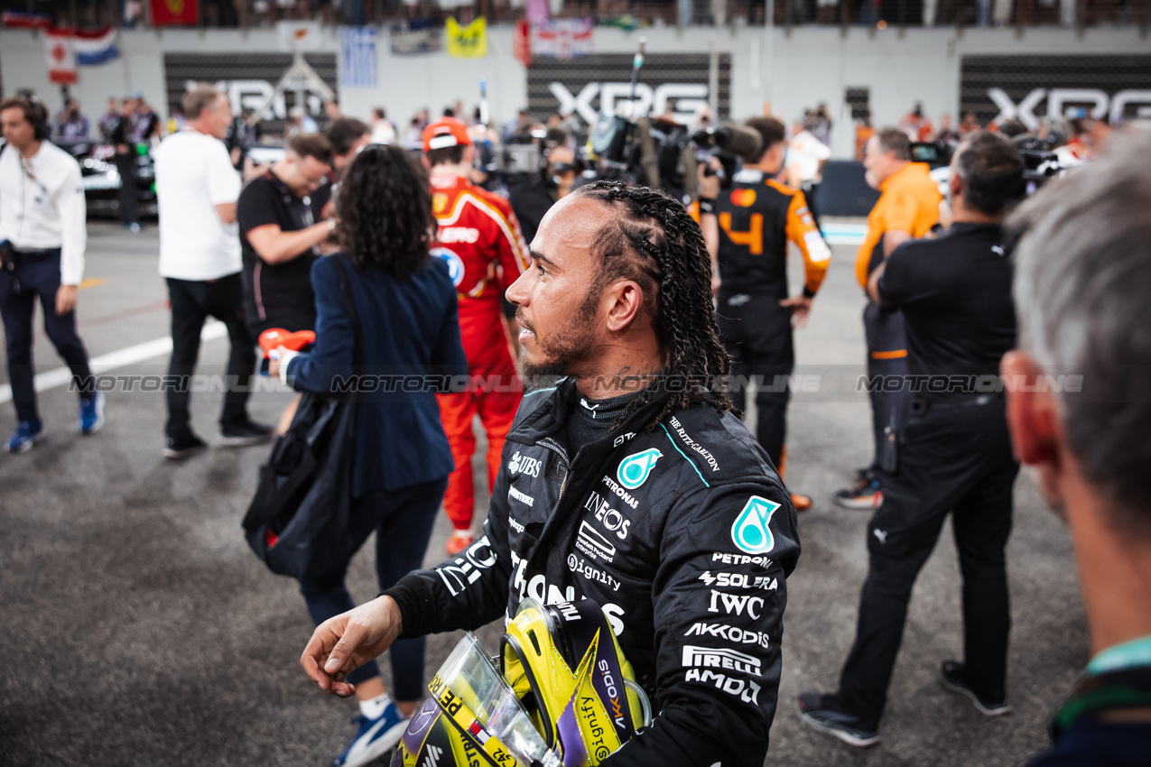 GP ABU DHABI, Lewis Hamilton (GBR) Mercedes AMG F1 in parc ferme.

08.12.2024. Formula 1 World Championship, Rd 24, Abu Dhabi Grand Prix, Yas Marina Circuit, Abu Dhabi, Gara Day.

- www.xpbimages.com, EMail: requests@xpbimages.com © Copyright: Bearne / XPB Images