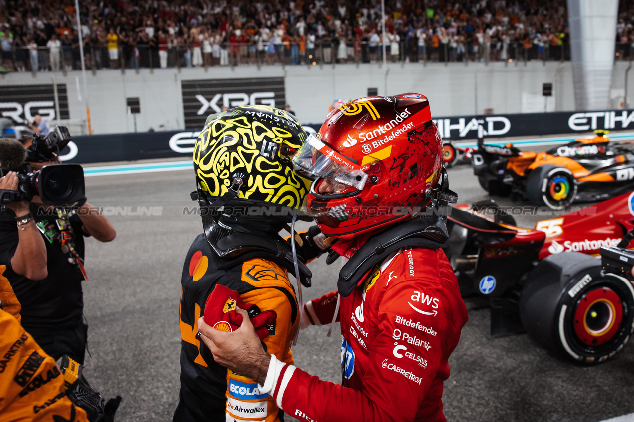 GP ABU DHABI, Gara winner Lando Norris (GBR) McLaren celebrates winning the Constructors' Championship at the end of the race in parc ferme with second placed Carlos Sainz Jr (ESP) Ferrari.

08.12.2024. Formula 1 World Championship, Rd 24, Abu Dhabi Grand Prix, Yas Marina Circuit, Abu Dhabi, Gara Day.

- www.xpbimages.com, EMail: requests@xpbimages.com © Copyright: Bearne / XPB Images