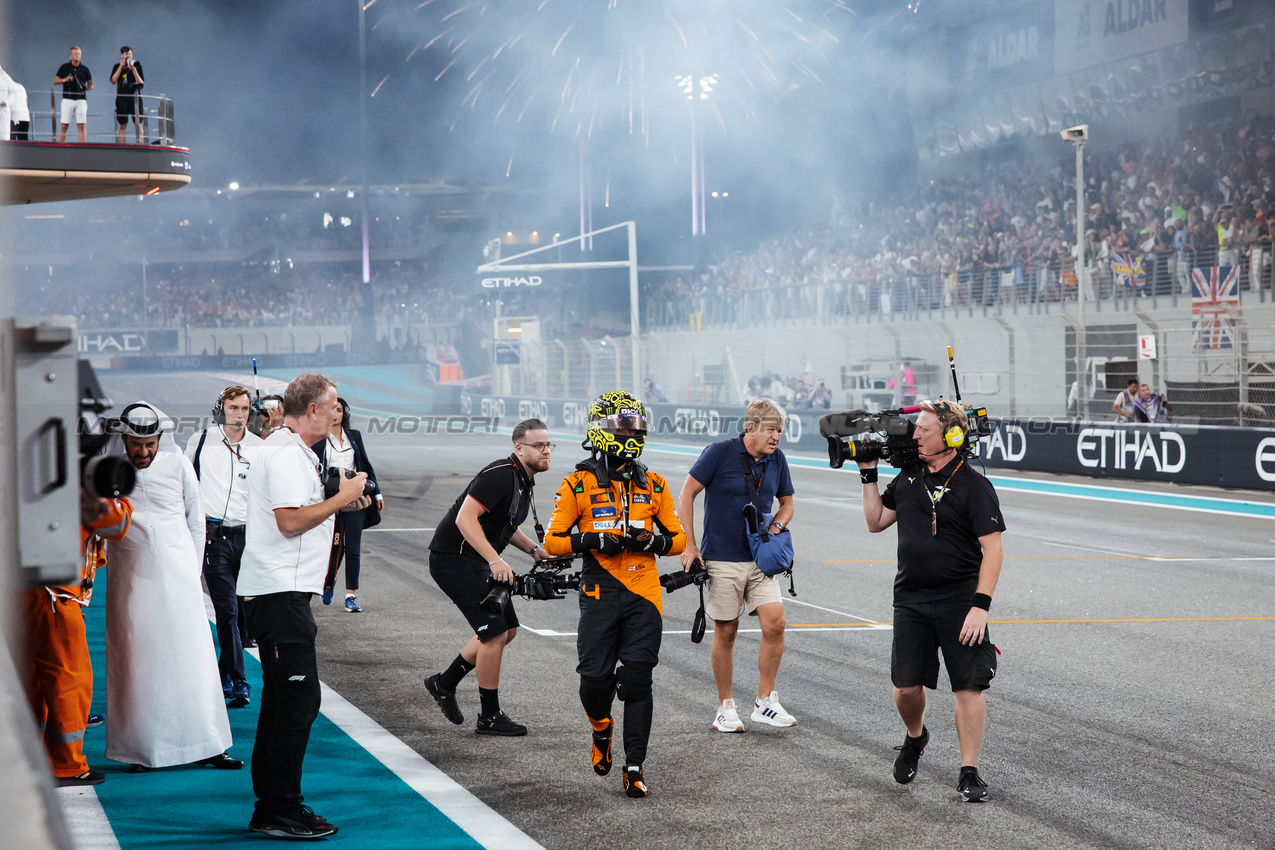 GP ABU DHABI, Gara winner Lando Norris (GBR) McLaren celebrates winning the Constructors' Championship at the end of the race in parc ferme.

08.12.2024. Formula 1 World Championship, Rd 24, Abu Dhabi Grand Prix, Yas Marina Circuit, Abu Dhabi, Gara Day.

- www.xpbimages.com, EMail: requests@xpbimages.com © Copyright: Bearne / XPB Images