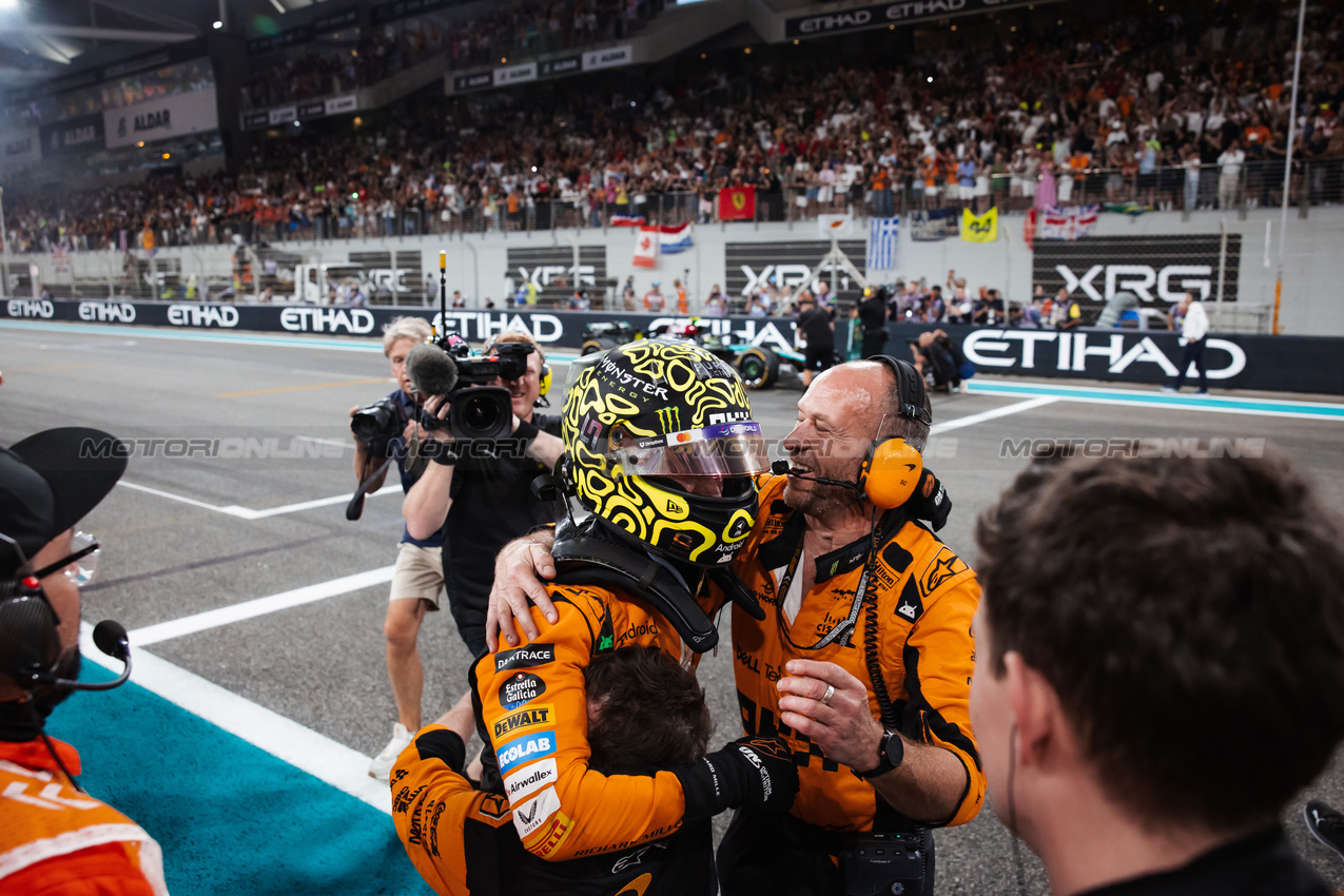 GP ABU DHABI, Gara winner Lando Norris (GBR) McLaren celebrates winning the Constructors' Championship at the end of the race in parc ferme.

08.12.2024. Formula 1 World Championship, Rd 24, Abu Dhabi Grand Prix, Yas Marina Circuit, Abu Dhabi, Gara Day.

- www.xpbimages.com, EMail: requests@xpbimages.com © Copyright: Bearne / XPB Images