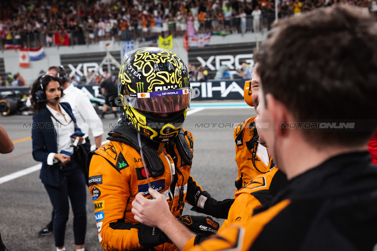 GP ABU DHABI, Gara winner Lando Norris (GBR) McLaren celebrates winning the Constructors' Championship at the end of the race in parc ferme.

08.12.2024. Formula 1 World Championship, Rd 24, Abu Dhabi Grand Prix, Yas Marina Circuit, Abu Dhabi, Gara Day.

- www.xpbimages.com, EMail: requests@xpbimages.com © Copyright: Bearne / XPB Images