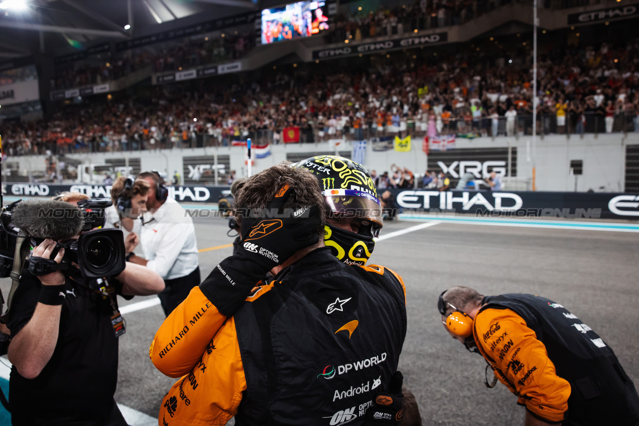 GP ABU DHABI, Gara winner Lando Norris (GBR) McLaren celebrates winning the Constructors' Championship at the end of the race in parc ferme.

08.12.2024. Formula 1 World Championship, Rd 24, Abu Dhabi Grand Prix, Yas Marina Circuit, Abu Dhabi, Gara Day.

- www.xpbimages.com, EMail: requests@xpbimages.com © Copyright: Bearne / XPB Images