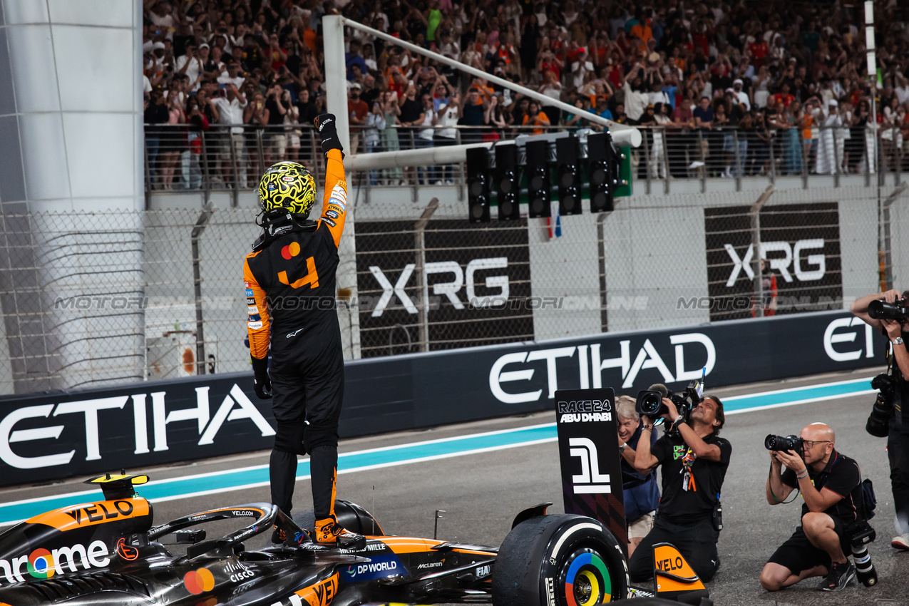 GP ABU DHABI, Gara winner Lando Norris (GBR) McLaren MCL38 celebrates winning the Constructors' Championship at the end of the race in parc ferme.

08.12.2024. Formula 1 World Championship, Rd 24, Abu Dhabi Grand Prix, Yas Marina Circuit, Abu Dhabi, Gara Day.

- www.xpbimages.com, EMail: requests@xpbimages.com © Copyright: Bearne / XPB Images