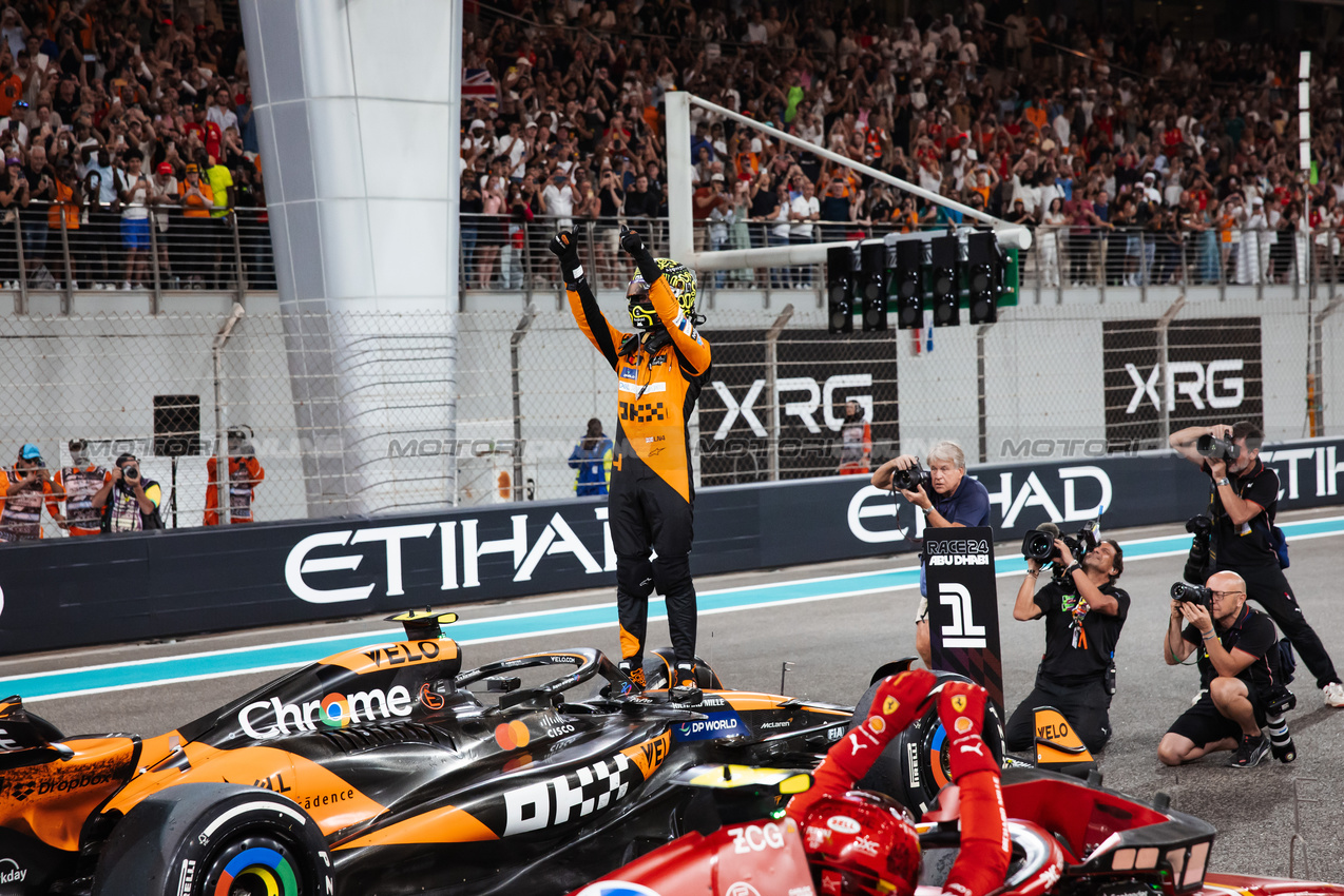 GP ABU DHABI, Gara winner Lando Norris (GBR) McLaren MCL38 celebrates winning the Constructors' Championship at the end of the race in parc ferme.

08.12.2024. Formula 1 World Championship, Rd 24, Abu Dhabi Grand Prix, Yas Marina Circuit, Abu Dhabi, Gara Day.

- www.xpbimages.com, EMail: requests@xpbimages.com © Copyright: Bearne / XPB Images