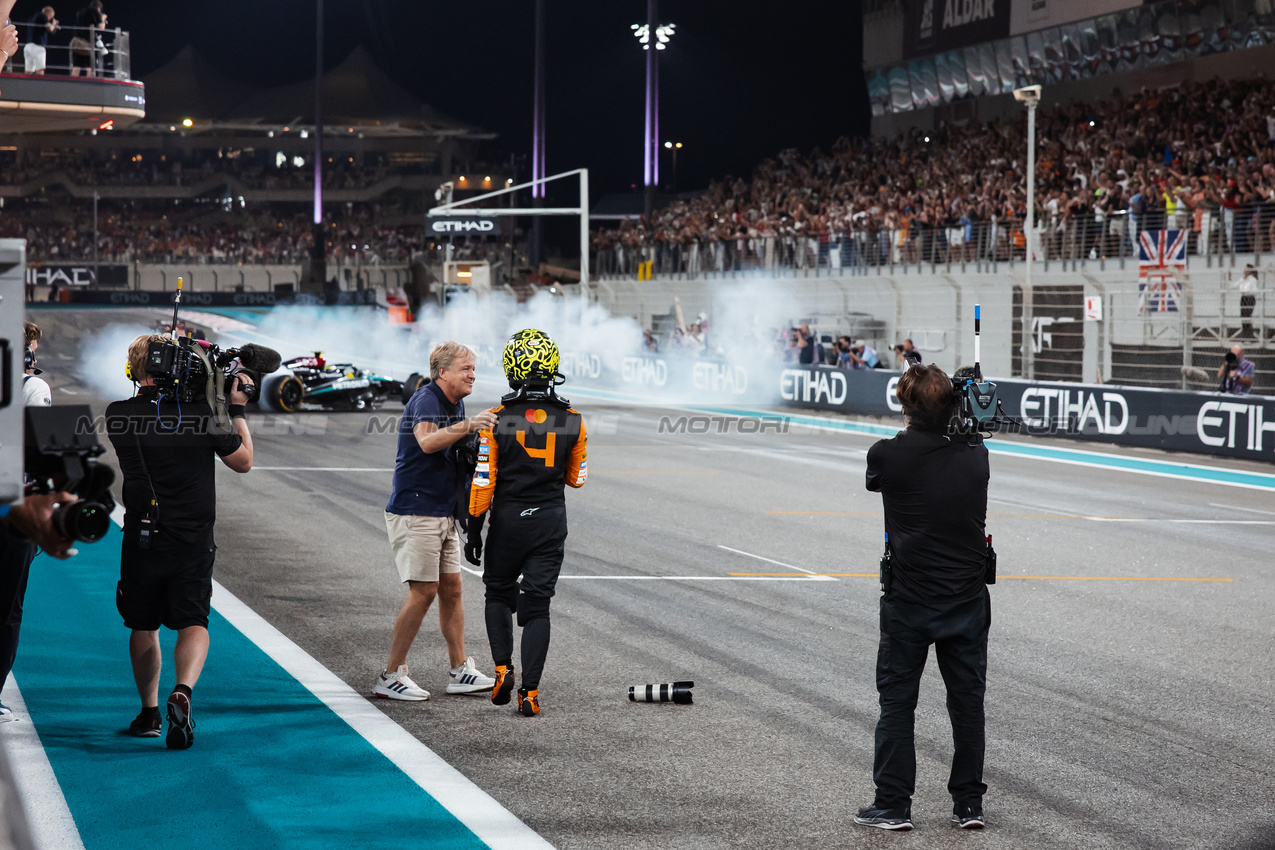 GP ABU DHABI, Gara winner Lando Norris (GBR) McLaren celebrates winning the Constructors' Championship at the end of the race in parc ferme.

08.12.2024. Formula 1 World Championship, Rd 24, Abu Dhabi Grand Prix, Yas Marina Circuit, Abu Dhabi, Gara Day.

- www.xpbimages.com, EMail: requests@xpbimages.com © Copyright: Bearne / XPB Images