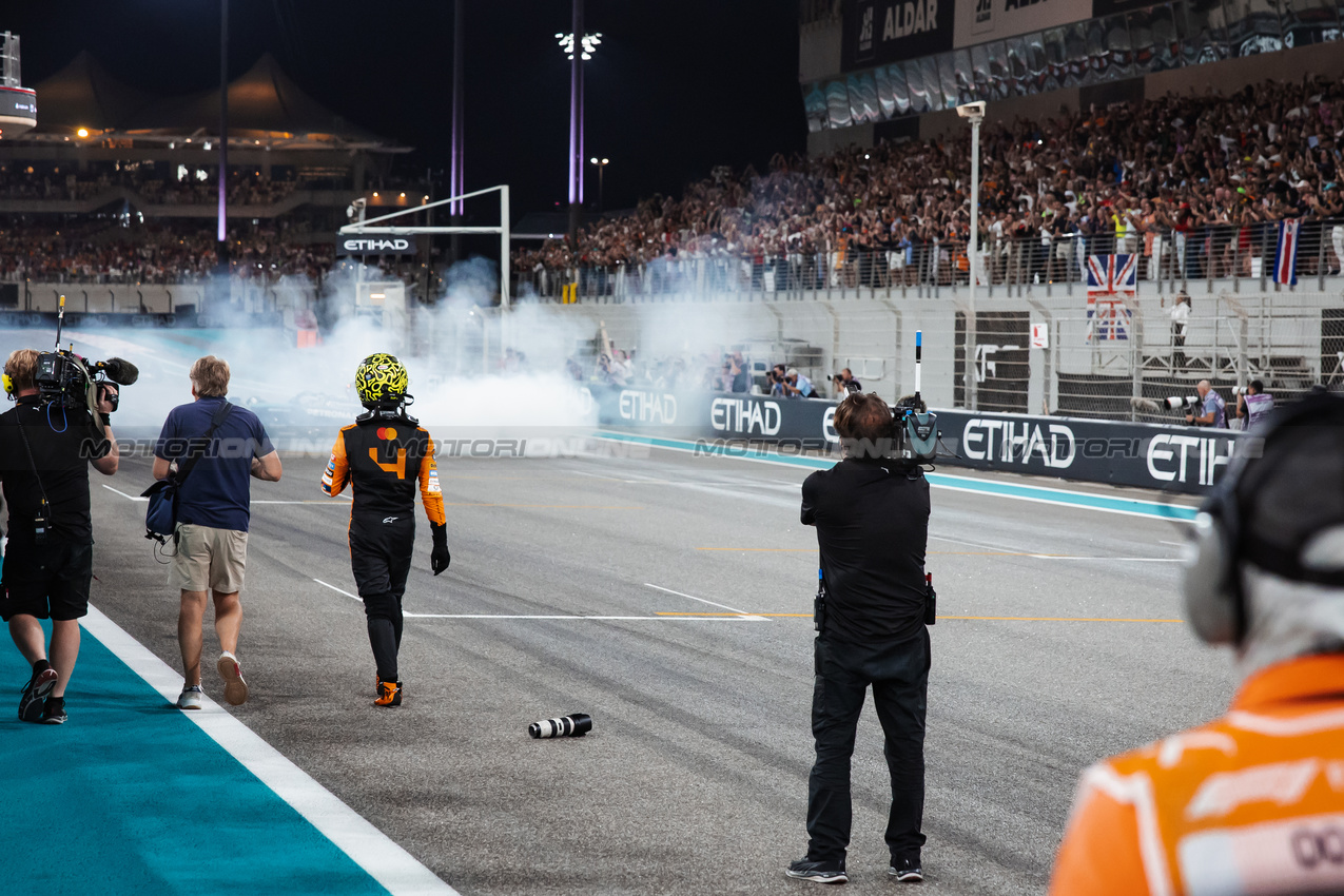 GP ABU DHABI, Gara winner Lando Norris (GBR) McLaren celebrates winning the Constructors' Championship at the end of the race in parc ferme.

08.12.2024. Formula 1 World Championship, Rd 24, Abu Dhabi Grand Prix, Yas Marina Circuit, Abu Dhabi, Gara Day.

- www.xpbimages.com, EMail: requests@xpbimages.com © Copyright: Bearne / XPB Images