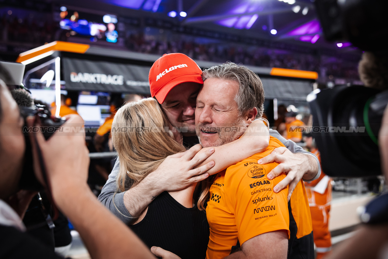 GP ABU DHABI, Zak Brown (USA) McLaren Executive Director celebrates winning the Constructors' Championship at the end of the race.

08.12.2024. Formula 1 World Championship, Rd 24, Abu Dhabi Grand Prix, Yas Marina Circuit, Abu Dhabi, Gara Day.

- www.xpbimages.com, EMail: requests@xpbimages.com © Copyright: Bearne / XPB Images