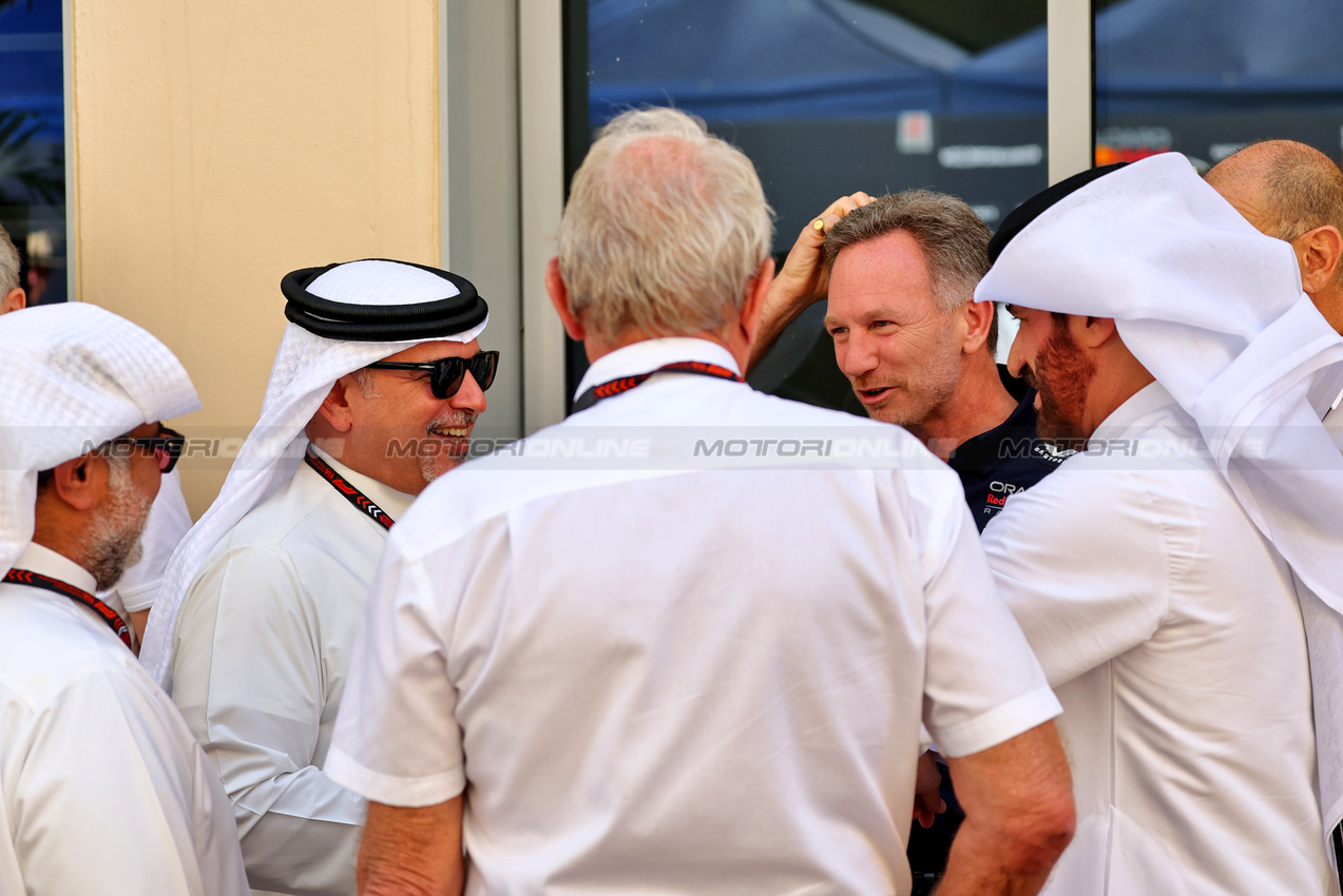 GP ABU DHABI, Christian Horner (GBR) Red Bull Racing Team Principal with Crown Prince Shaikh Salman bin Isa Hamad Al Khalifa (BRN) (Left) e Mohammed Bin Sulayem (UAE) FIA President (Right).

08.12.2024. Formula 1 World Championship, Rd 24, Abu Dhabi Grand Prix, Yas Marina Circuit, Abu Dhabi, Gara Day.

- www.xpbimages.com, EMail: requests@xpbimages.com © Copyright: Batchelor / XPB Images