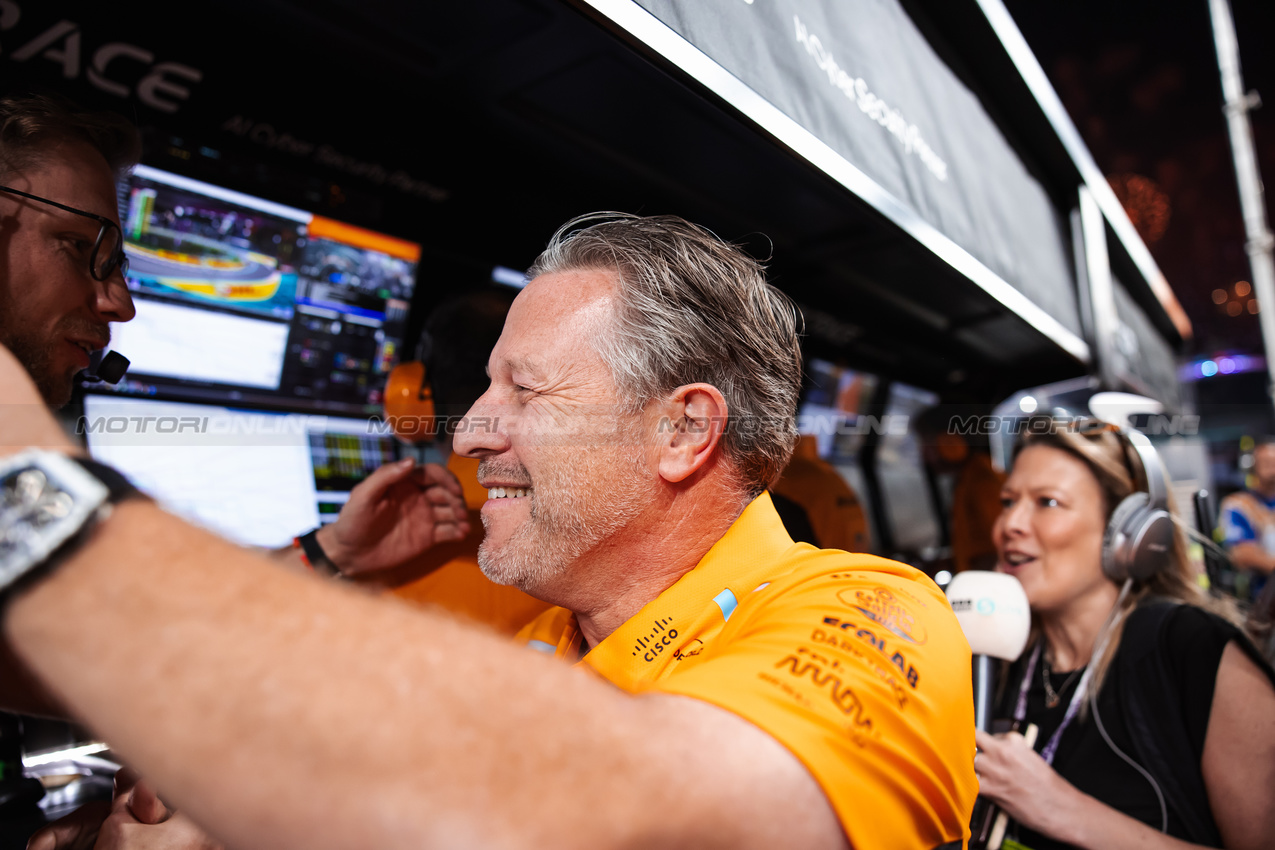 GP ABU DHABI, Zak Brown (USA) McLaren Executive Director celebrates winning the Constructors' Championship at the end of the race.

08.12.2024. Formula 1 World Championship, Rd 24, Abu Dhabi Grand Prix, Yas Marina Circuit, Abu Dhabi, Gara Day.

- www.xpbimages.com, EMail: requests@xpbimages.com © Copyright: Bearne / XPB Images