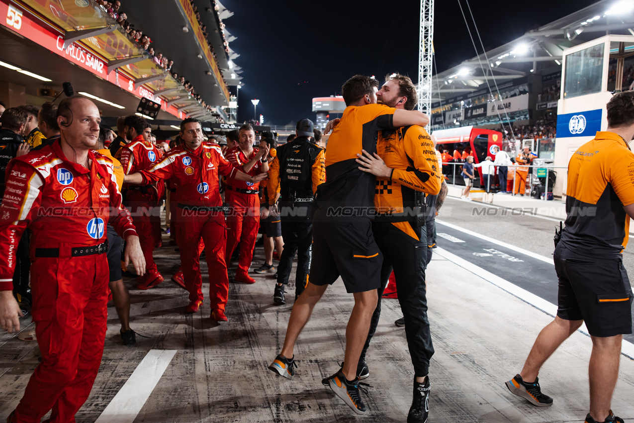 GP ABU DHABI, McLaren celebrates winning the Constructors' Championship at the end of the race with Ferrari.

08.12.2024. Formula 1 World Championship, Rd 24, Abu Dhabi Grand Prix, Yas Marina Circuit, Abu Dhabi, Gara Day.

- www.xpbimages.com, EMail: requests@xpbimages.com © Copyright: Bearne / XPB Images