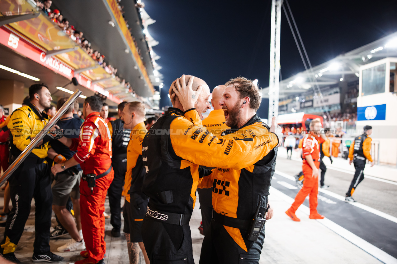 GP ABU DHABI, McLaren celebrates winning the Constructors' Championship at the end of the race.

08.12.2024. Formula 1 World Championship, Rd 24, Abu Dhabi Grand Prix, Yas Marina Circuit, Abu Dhabi, Gara Day.

- www.xpbimages.com, EMail: requests@xpbimages.com © Copyright: Bearne / XPB Images