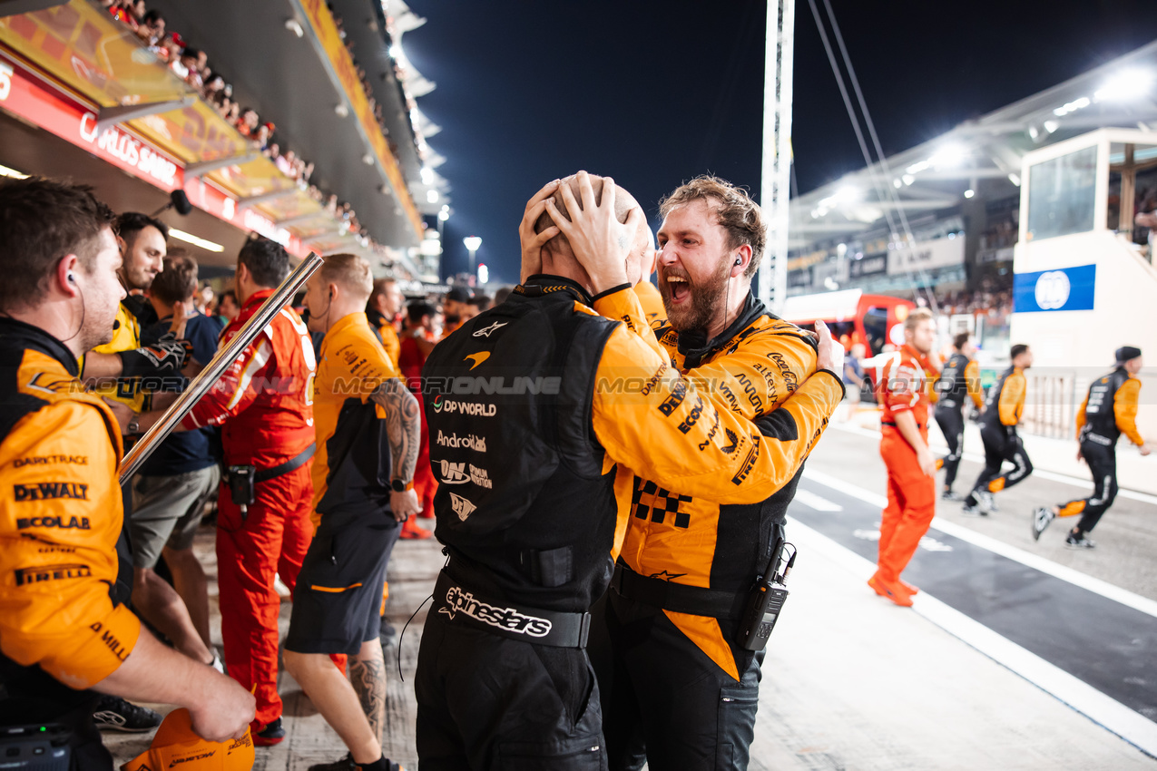 GP ABU DHABI, McLaren celebrates winning the Constructors' Championship at the end of the race.

08.12.2024. Formula 1 World Championship, Rd 24, Abu Dhabi Grand Prix, Yas Marina Circuit, Abu Dhabi, Gara Day.

- www.xpbimages.com, EMail: requests@xpbimages.com © Copyright: Bearne / XPB Images