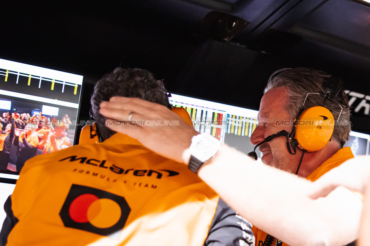 GP ABU DHABI, (L to R): Andrea Stella (ITA) McLaren Team Principal e Zak Brown (USA) McLaren Executive Director celebrate winning the Constructors' Championship at the end of the race.

08.12.2024. Formula 1 World Championship, Rd 24, Abu Dhabi Grand Prix, Yas Marina Circuit, Abu Dhabi, Gara Day.

- www.xpbimages.com, EMail: requests@xpbimages.com © Copyright: Bearne / XPB Images