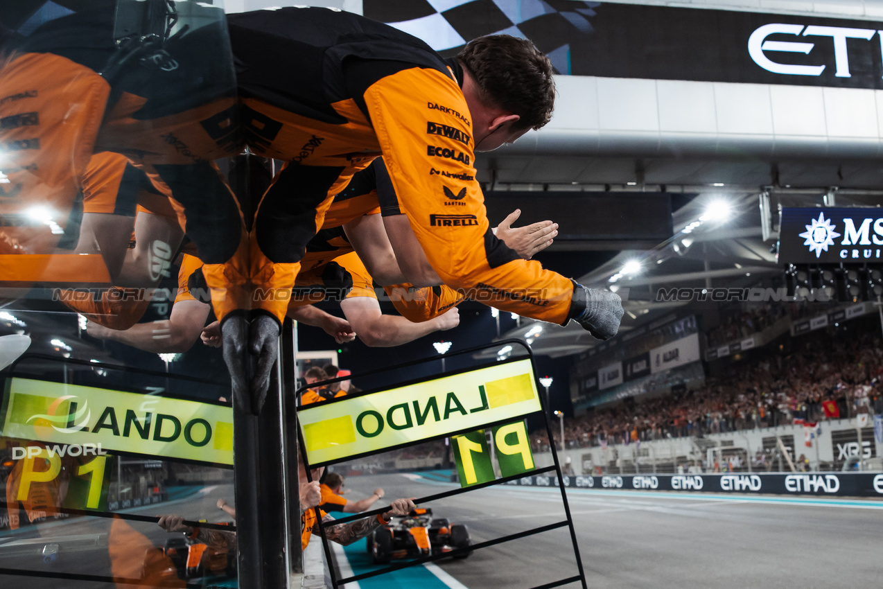 GP ABU DHABI, Gara winner Lando Norris (GBR) McLaren MCL38 passes the team at the end of the race.

08.12.2024. Formula 1 World Championship, Rd 24, Abu Dhabi Grand Prix, Yas Marina Circuit, Abu Dhabi, Gara Day.

- www.xpbimages.com, EMail: requests@xpbimages.com © Copyright: Bearne / XPB Images