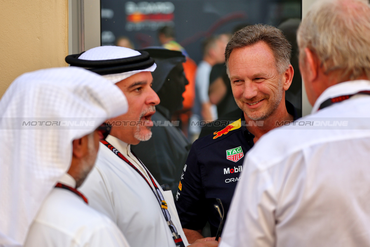 GP ABU DHABI, Crown Prince Shaikh Salman bin Isa Hamad Al Khalifa (BRN) with Christian Horner (GBR) Red Bull Racing Team Principal.

08.12.2024. Formula 1 World Championship, Rd 24, Abu Dhabi Grand Prix, Yas Marina Circuit, Abu Dhabi, Gara Day.

- www.xpbimages.com, EMail: requests@xpbimages.com © Copyright: Batchelor / XPB Images