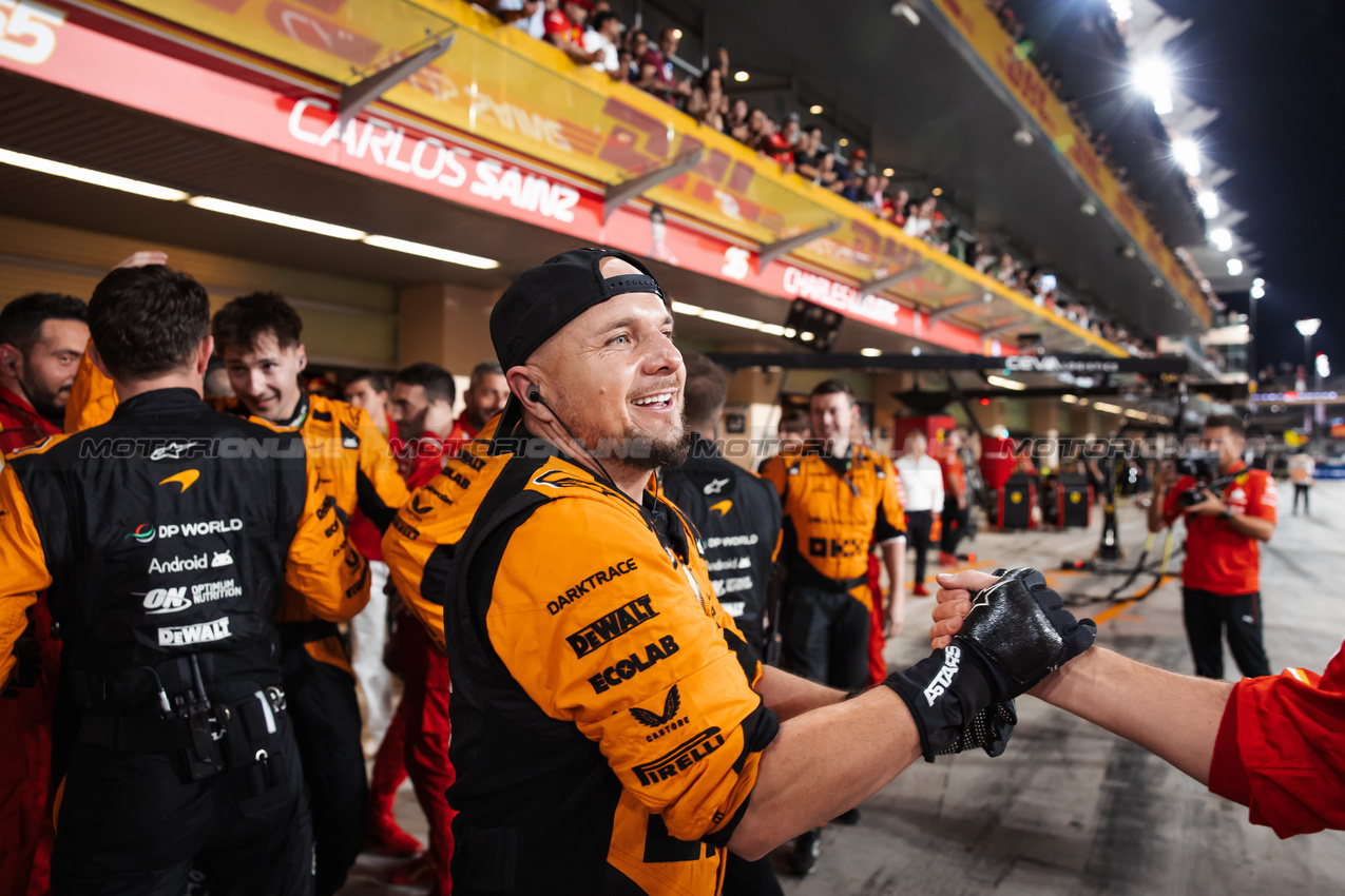 GP ABU DHABI, McLaren celebrates winning the Constructors' Championship at the end of the race with Ferrari.

08.12.2024. Formula 1 World Championship, Rd 24, Abu Dhabi Grand Prix, Yas Marina Circuit, Abu Dhabi, Gara Day.

- www.xpbimages.com, EMail: requests@xpbimages.com © Copyright: Bearne / XPB Images