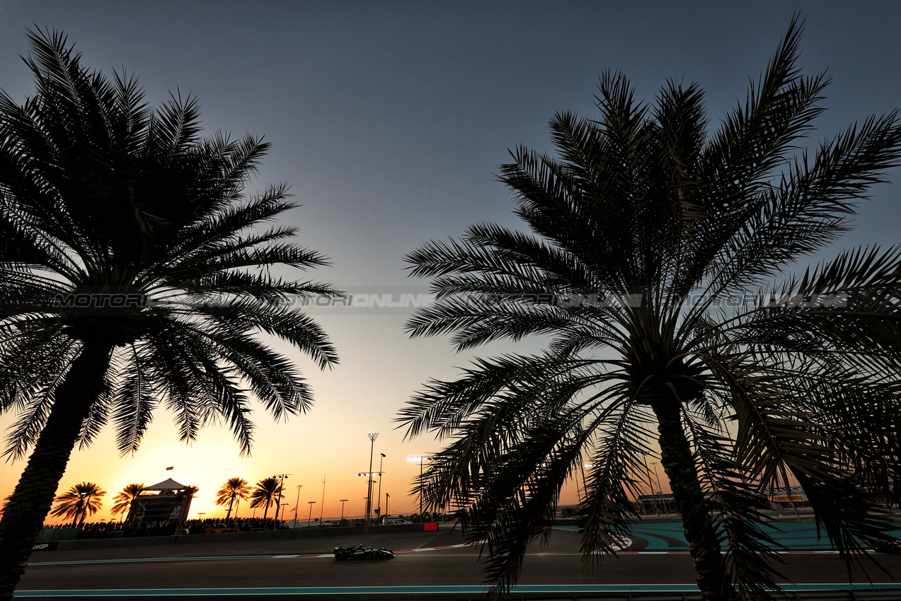 GP ABU DHABI, Lewis Hamilton (GBR) Mercedes AMG F1 W15.

08.12.2024. Formula 1 World Championship, Rd 24, Abu Dhabi Grand Prix, Yas Marina Circuit, Abu Dhabi, Gara Day.

- www.xpbimages.com, EMail: requests@xpbimages.com © Copyright: Moy / XPB Images