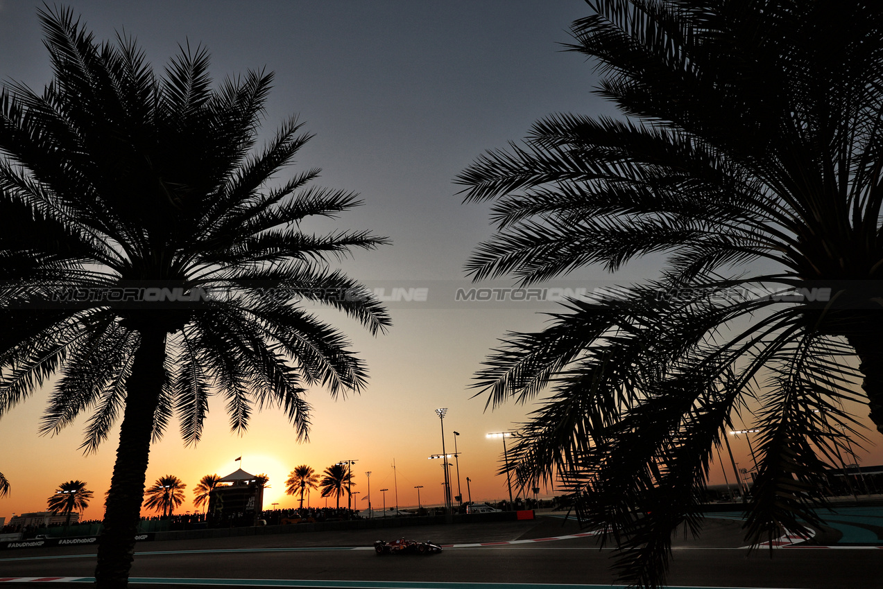 GP ABU DHABI, Carlos Sainz Jr (ESP) Ferrari SF-24.

08.12.2024. Formula 1 World Championship, Rd 24, Abu Dhabi Grand Prix, Yas Marina Circuit, Abu Dhabi, Gara Day.

- www.xpbimages.com, EMail: requests@xpbimages.com © Copyright: Moy / XPB Images