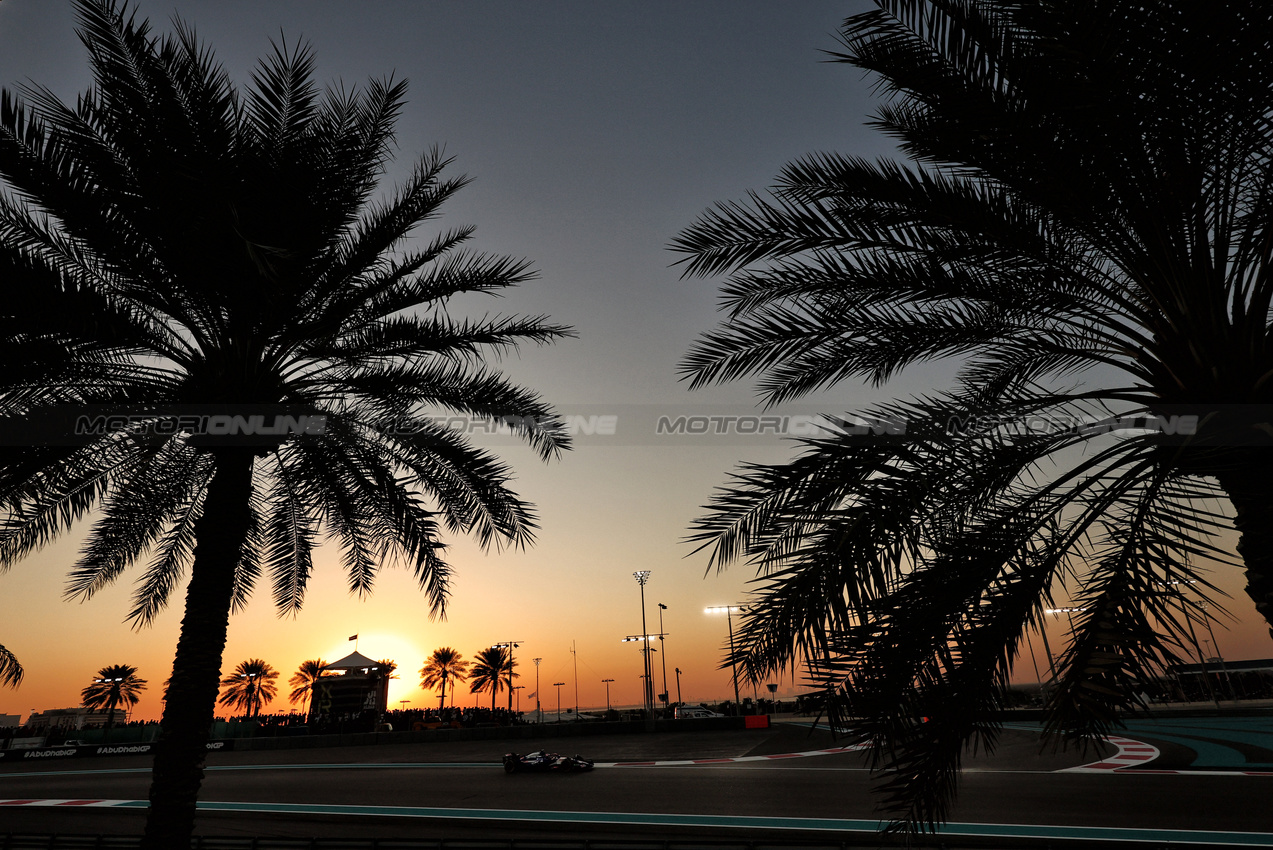 GP ABU DHABI, Liam Lawson (NZL) RB VCARB 01.

08.12.2024. Formula 1 World Championship, Rd 24, Abu Dhabi Grand Prix, Yas Marina Circuit, Abu Dhabi, Gara Day.

- www.xpbimages.com, EMail: requests@xpbimages.com © Copyright: Moy / XPB Images