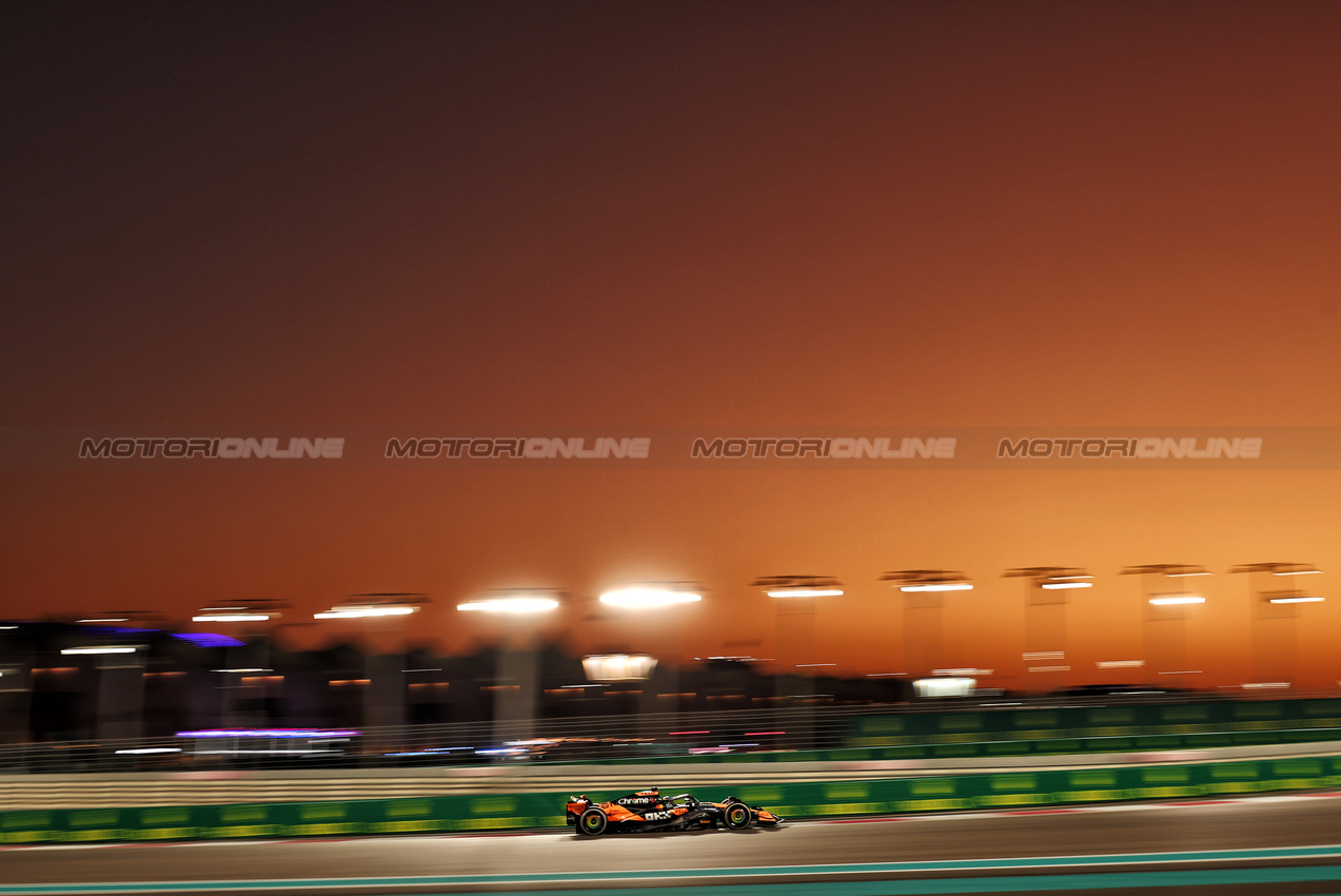 GP ABU DHABI, Oscar Piastri (AUS) McLaren MCL38.

08.12.2024. Formula 1 World Championship, Rd 24, Abu Dhabi Grand Prix, Yas Marina Circuit, Abu Dhabi, Gara Day.

- www.xpbimages.com, EMail: requests@xpbimages.com © Copyright: Moy / XPB Images