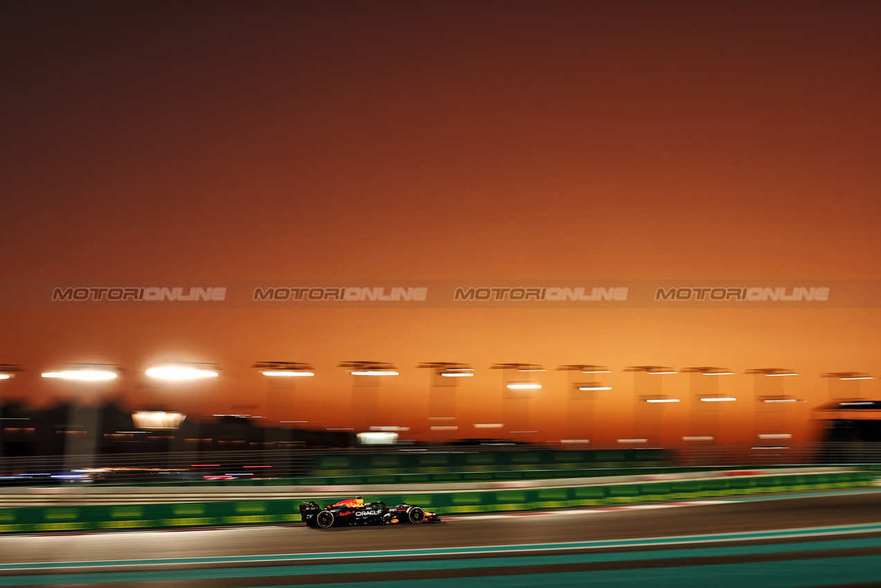 GP ABU DHABI, Max Verstappen (NLD) Red Bull Racing RB20.

08.12.2024. Formula 1 World Championship, Rd 24, Abu Dhabi Grand Prix, Yas Marina Circuit, Abu Dhabi, Gara Day.

- www.xpbimages.com, EMail: requests@xpbimages.com © Copyright: Moy / XPB Images