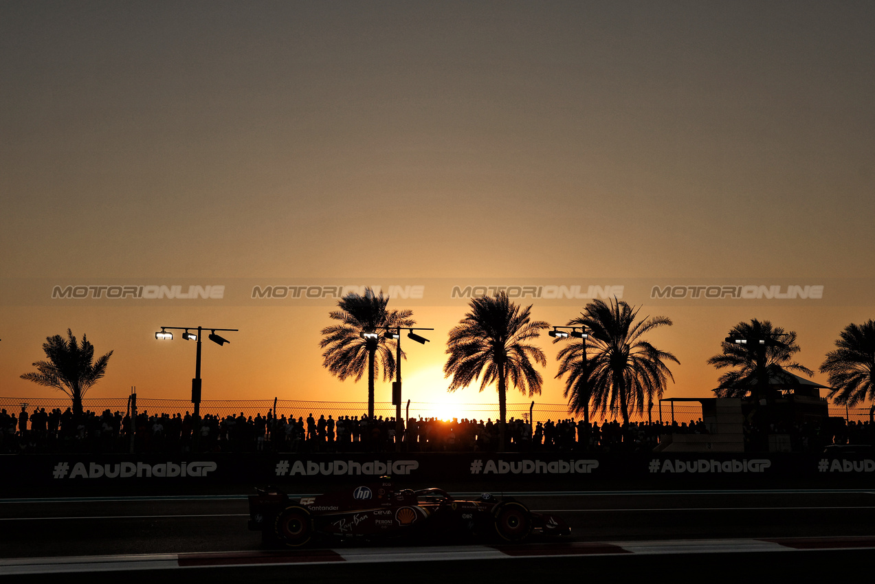 GP ABU DHABI, Carlos Sainz Jr (ESP) Ferrari SF-24.

08.12.2024. Formula 1 World Championship, Rd 24, Abu Dhabi Grand Prix, Yas Marina Circuit, Abu Dhabi, Gara Day.

- www.xpbimages.com, EMail: requests@xpbimages.com © Copyright: Moy / XPB Images