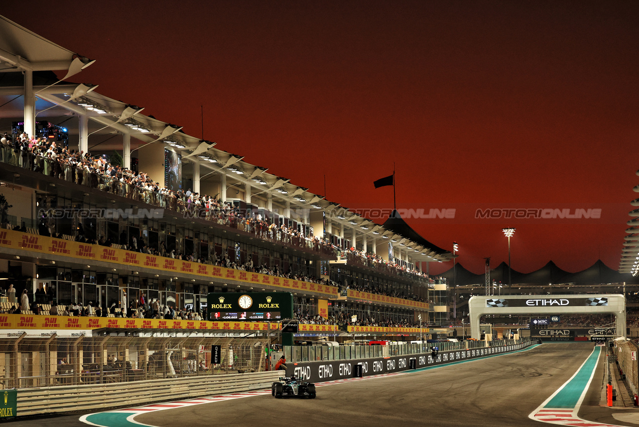 GP ABU DHABI, George Russell (GBR) Mercedes AMG F1 W15.

08.12.2024. Formula 1 World Championship, Rd 24, Abu Dhabi Grand Prix, Yas Marina Circuit, Abu Dhabi, Gara Day.

- www.xpbimages.com, EMail: requests@xpbimages.com © Copyright: Moy / XPB Images