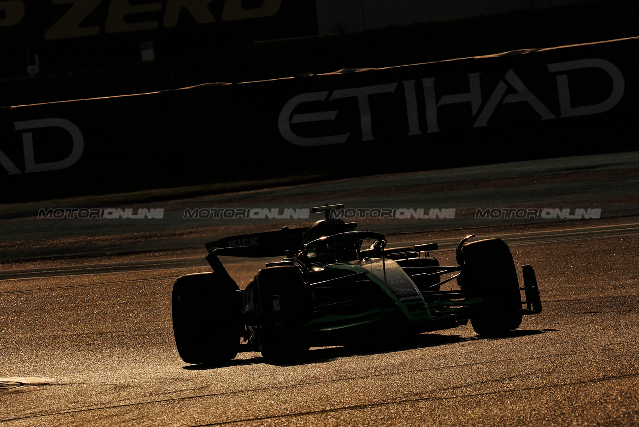 GP ABU DHABI, Zhou Guanyu (CHN) Sauber C44.

08.12.2024. Formula 1 World Championship, Rd 24, Abu Dhabi Grand Prix, Yas Marina Circuit, Abu Dhabi, Gara Day.

- www.xpbimages.com, EMail: requests@xpbimages.com © Copyright: Moy / XPB Images