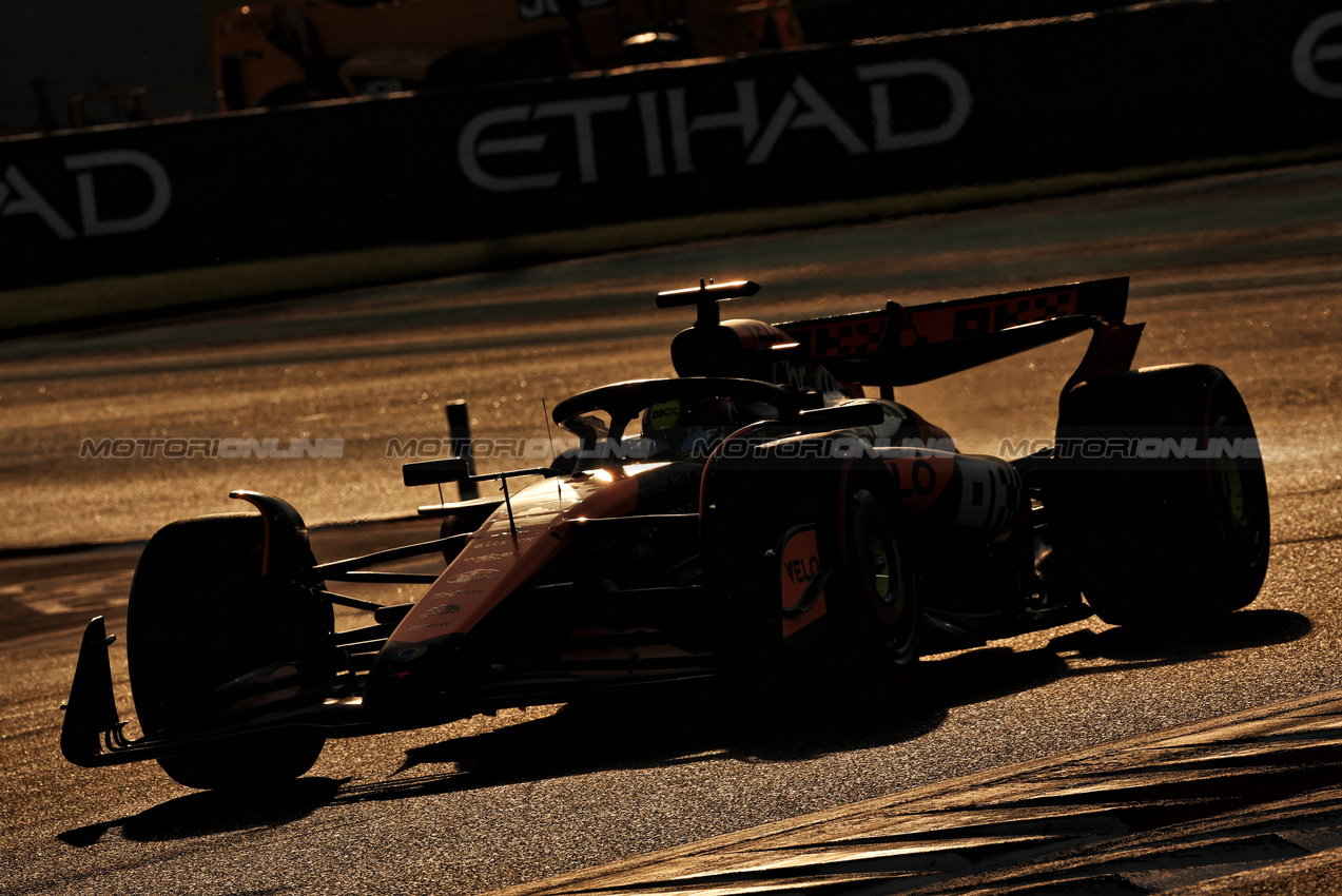 GP ABU DHABI, Oscar Piastri (AUS) McLaren MCL38.

08.12.2024. Formula 1 World Championship, Rd 24, Abu Dhabi Grand Prix, Yas Marina Circuit, Abu Dhabi, Gara Day.

- www.xpbimages.com, EMail: requests@xpbimages.com © Copyright: Moy / XPB Images