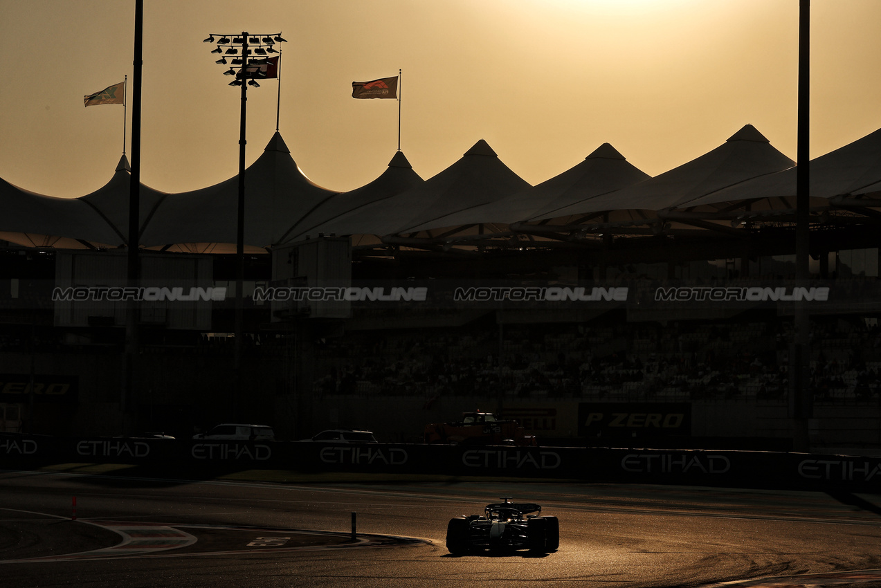 GP ABU DHABI, Lance Stroll (CDN) Aston Martin F1 Team AMR24.

08.12.2024. Formula 1 World Championship, Rd 24, Abu Dhabi Grand Prix, Yas Marina Circuit, Abu Dhabi, Gara Day.

- www.xpbimages.com, EMail: requests@xpbimages.com © Copyright: Moy / XPB Images