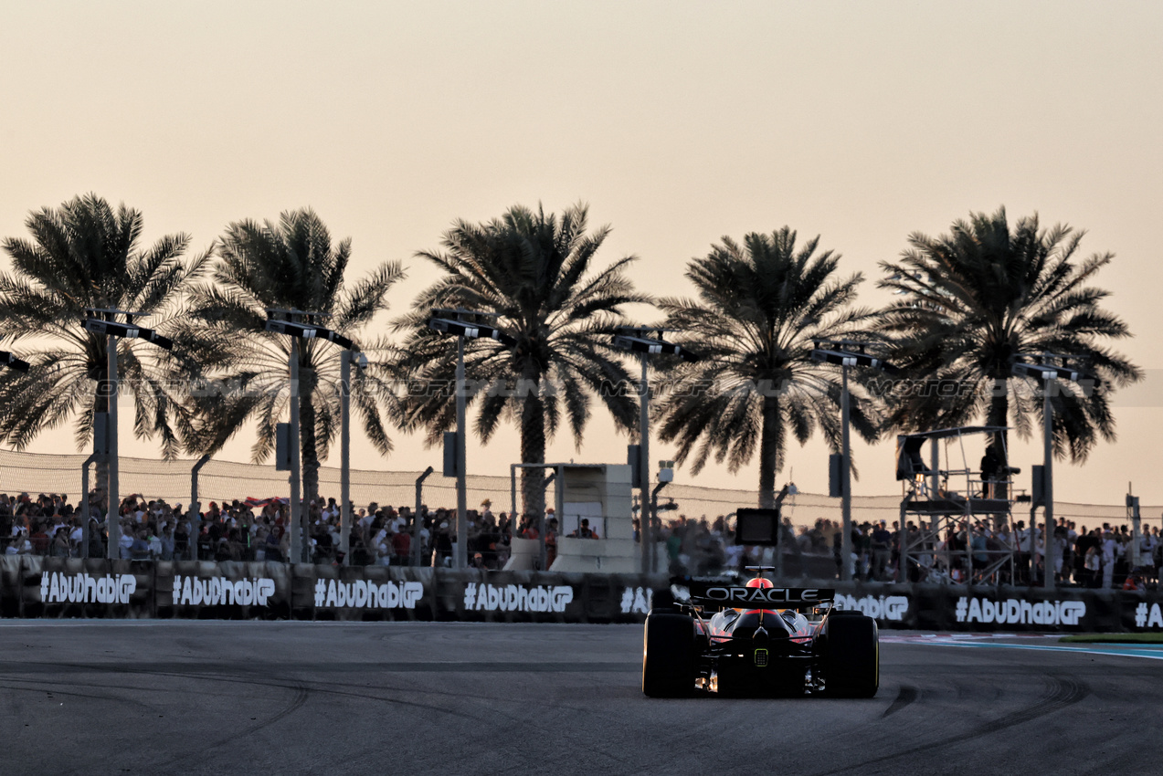 GP ABU DHABI, Max Verstappen (NLD) Red Bull Racing RB20.

08.12.2024. Formula 1 World Championship, Rd 24, Abu Dhabi Grand Prix, Yas Marina Circuit, Abu Dhabi, Gara Day.

- www.xpbimages.com, EMail: requests@xpbimages.com © Copyright: Moy / XPB Images