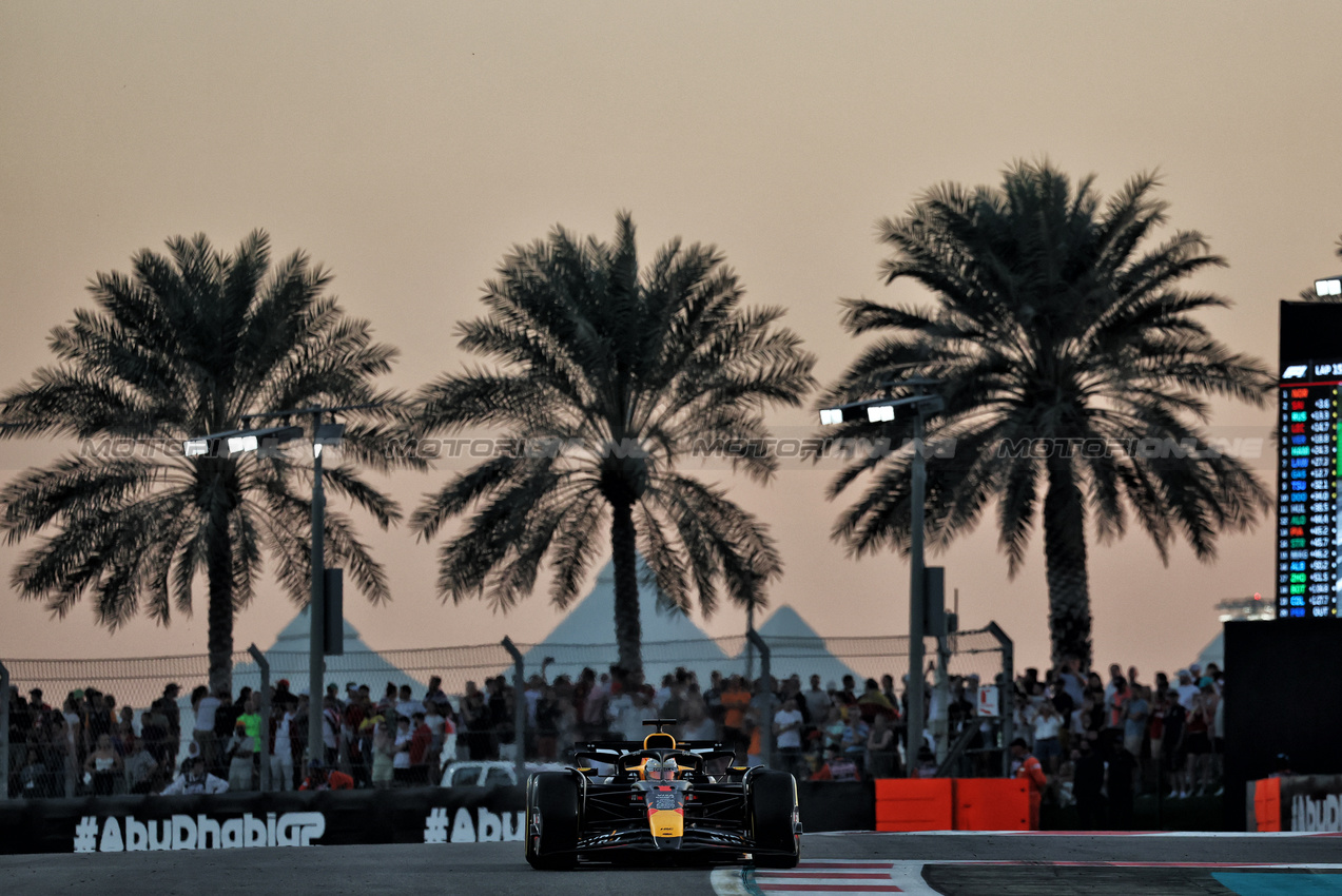 GP ABU DHABI, Max Verstappen (NLD) Red Bull Racing RB20.

08.12.2024. Formula 1 World Championship, Rd 24, Abu Dhabi Grand Prix, Yas Marina Circuit, Abu Dhabi, Gara Day.

- www.xpbimages.com, EMail: requests@xpbimages.com © Copyright: Moy / XPB Images