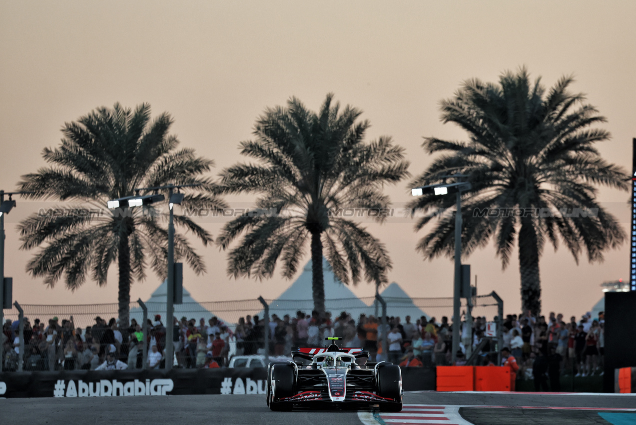 GP ABU DHABI, Nico Hulkenberg (GER) Haas VF-24.

08.12.2024. Formula 1 World Championship, Rd 24, Abu Dhabi Grand Prix, Yas Marina Circuit, Abu Dhabi, Gara Day.

- www.xpbimages.com, EMail: requests@xpbimages.com © Copyright: Moy / XPB Images