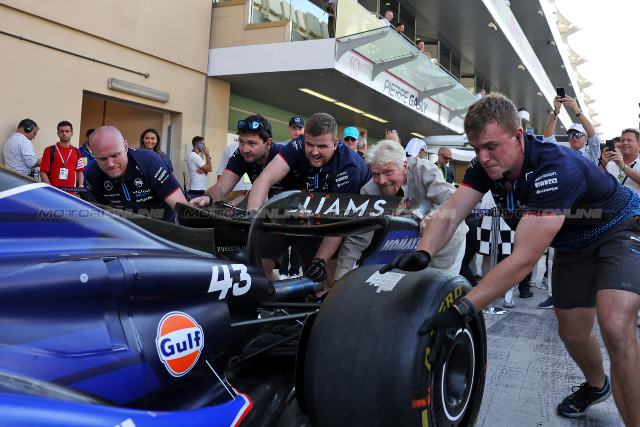 GP ABU DHABI, Sir Richard Branson (GBR) Virgin Group Owner, Williams Racing guest.

08.12.2024. Formula 1 World Championship, Rd 24, Abu Dhabi Grand Prix, Yas Marina Circuit, Abu Dhabi, Gara Day.

- www.xpbimages.com, EMail: requests@xpbimages.com © Copyright: Bearne / XPB Images