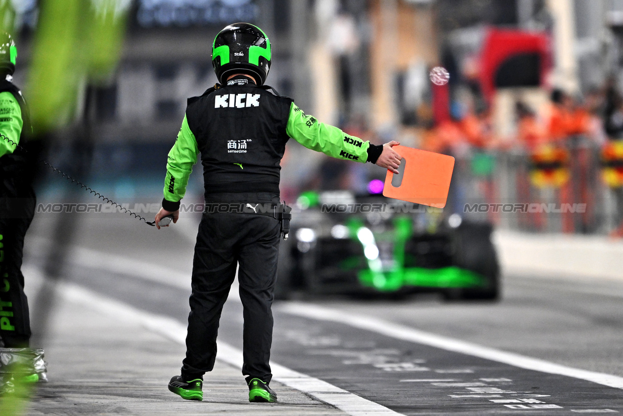 GP ABU DHABI, Sauber makes a pit stop.

08.12.2024. Formula 1 World Championship, Rd 24, Abu Dhabi Grand Prix, Yas Marina Circuit, Abu Dhabi, Gara Day.

- www.xpbimages.com, EMail: requests@xpbimages.com © Copyright: Price / XPB Images
