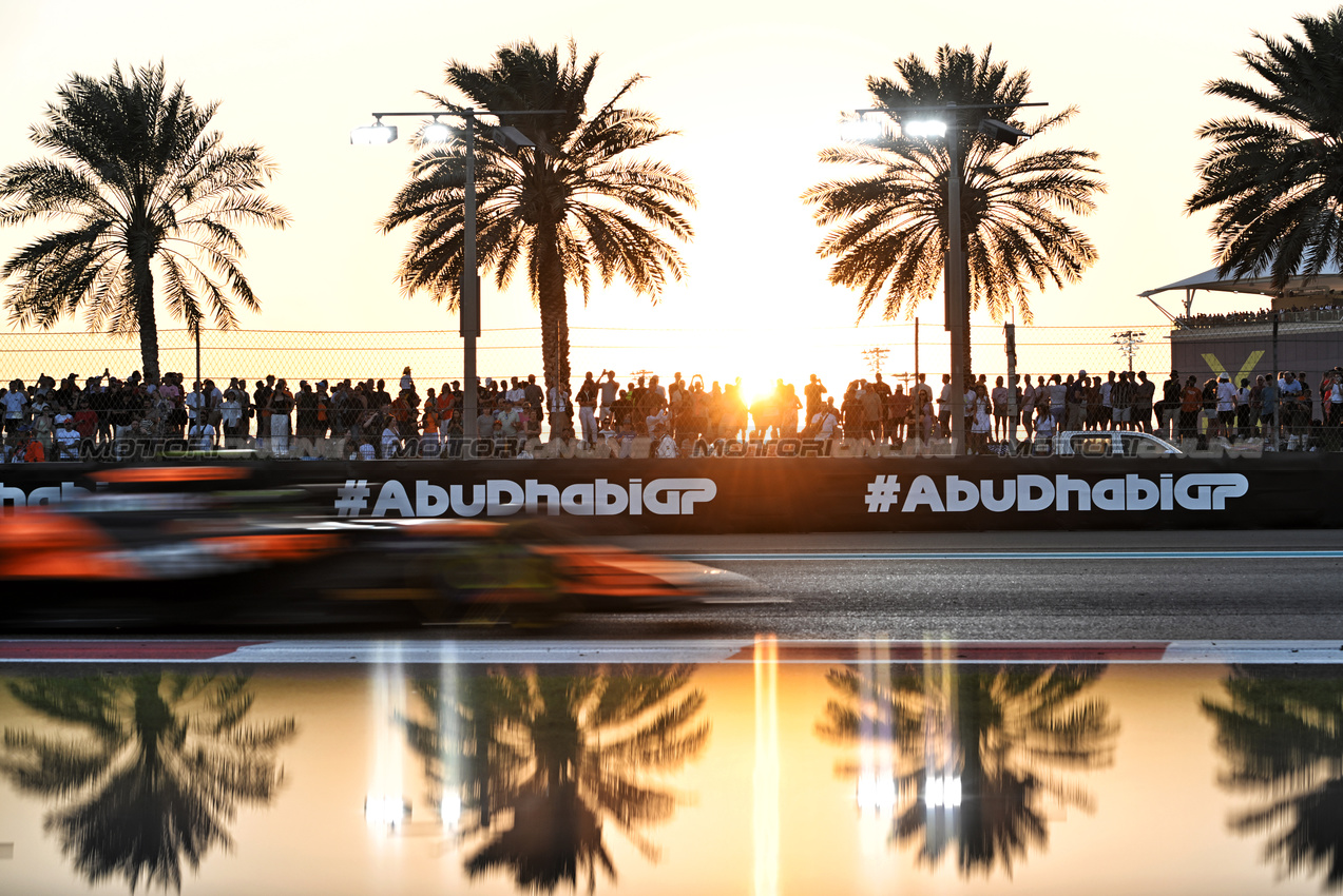 GP ABU DHABI, Lando Norris (GBR) McLaren MCL38.

08.12.2024. Formula 1 World Championship, Rd 24, Abu Dhabi Grand Prix, Yas Marina Circuit, Abu Dhabi, Gara Day.

- www.xpbimages.com, EMail: requests@xpbimages.com © Copyright: Price / XPB Images
