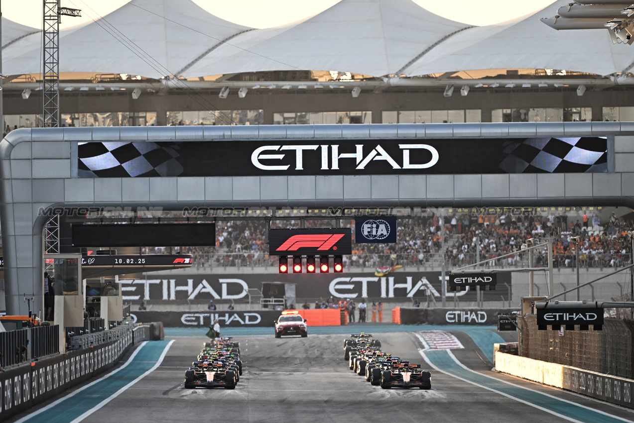 GP ABU DHABI, Lando Norris (GBR) McLaren MCL38 davanti a at the partenza of the race.

08.12.2024. Formula 1 World Championship, Rd 24, Abu Dhabi Grand Prix, Yas Marina Circuit, Abu Dhabi, Gara Day.

- www.xpbimages.com, EMail: requests@xpbimages.com © Copyright: Price / XPB Images
