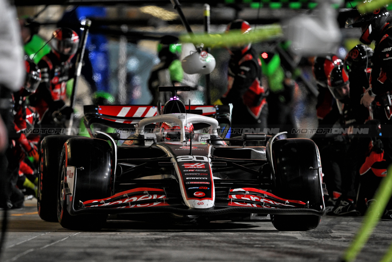GP ABU DHABI, Kevin Magnussen (DEN) Haas VF-24 makes a pit stop.

08.12.2024. Formula 1 World Championship, Rd 24, Abu Dhabi Grand Prix, Yas Marina Circuit, Abu Dhabi, Gara Day.

- www.xpbimages.com, EMail: requests@xpbimages.com © Copyright: Price / XPB Images