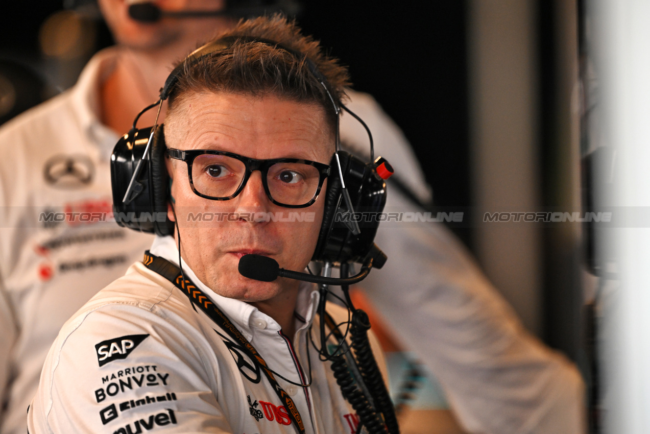 GP ABU DHABI, Peter Bonnington (GBR) Mercedes AMG F1 Gara Engineer.

08.12.2024. Formula 1 World Championship, Rd 24, Abu Dhabi Grand Prix, Yas Marina Circuit, Abu Dhabi, Gara Day.

- www.xpbimages.com, EMail: requests@xpbimages.com © Copyright: Price / XPB Images