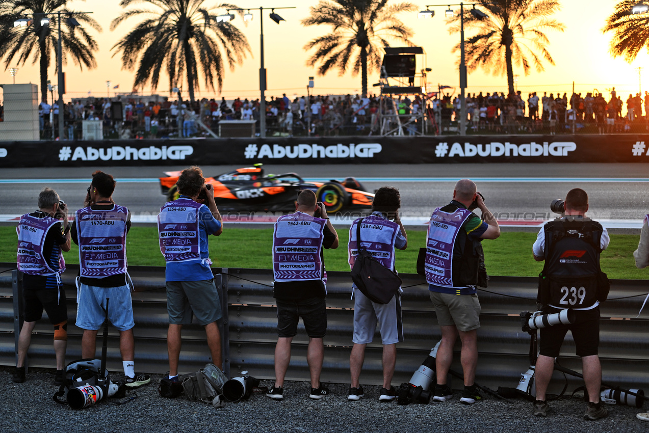 GP ABU DHABI, Lando Norris (GBR) McLaren MCL38 e photographers.

08.12.2024. Formula 1 World Championship, Rd 24, Abu Dhabi Grand Prix, Yas Marina Circuit, Abu Dhabi, Gara Day.

- www.xpbimages.com, EMail: requests@xpbimages.com © Copyright: Price / XPB Images