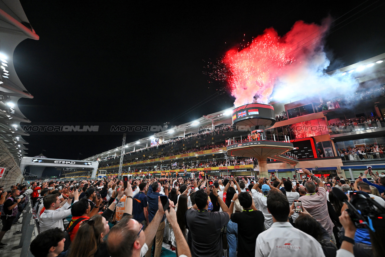 GP ABU DHABI, The podium (L to R): Carlos Sainz Jr (ESP) Ferrari, second; Lando Norris (GBR) McLaren, vincitore; Zak Brown (USA) McLaren Executive Director; Charles Leclerc (MON) Ferrari, third.

08.12.2024. Formula 1 World Championship, Rd 24, Abu Dhabi Grand Prix, Yas Marina Circuit, Abu Dhabi, Gara Day.

- www.xpbimages.com, EMail: requests@xpbimages.com © Copyright: Price / XPB Images