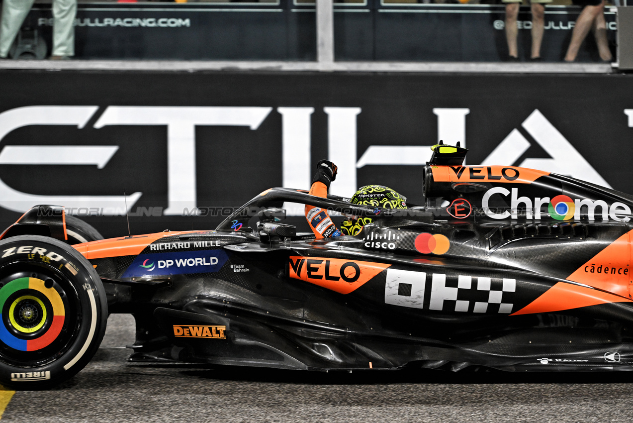 GP ABU DHABI, Gara winner Lando Norris (GBR) McLaren MCL38 celebrates in parc ferme.

08.12.2024. Formula 1 World Championship, Rd 24, Abu Dhabi Grand Prix, Yas Marina Circuit, Abu Dhabi, Gara Day.

- www.xpbimages.com, EMail: requests@xpbimages.com © Copyright: Price / XPB Images