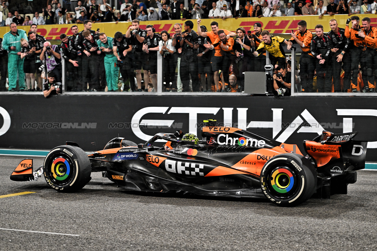 GP ABU DHABI, Gara winner Lando Norris (GBR) McLaren MCL38 celebrates in parc ferme.

08.12.2024. Formula 1 World Championship, Rd 24, Abu Dhabi Grand Prix, Yas Marina Circuit, Abu Dhabi, Gara Day.

- www.xpbimages.com, EMail: requests@xpbimages.com © Copyright: Price / XPB Images