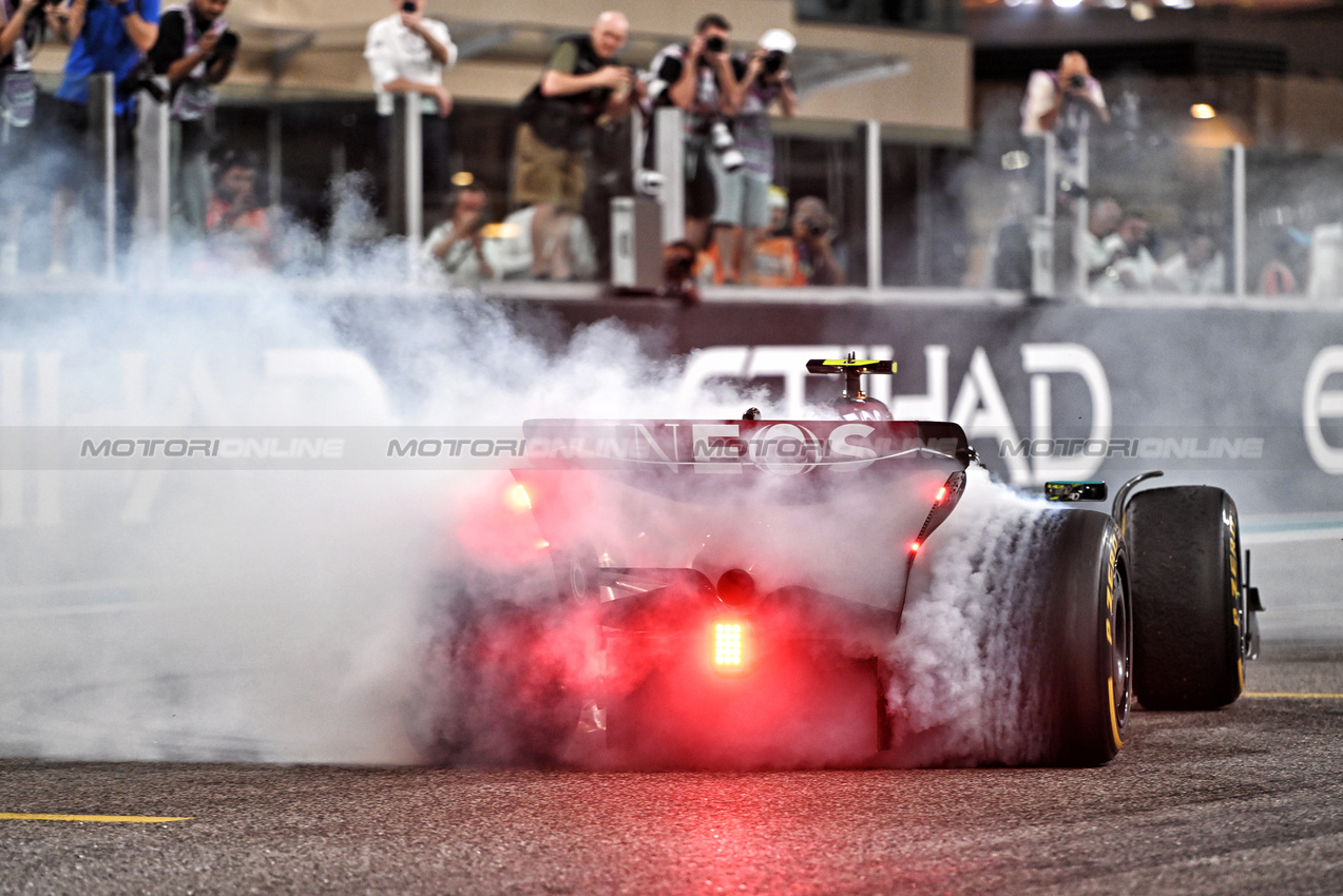GP ABU DHABI, Fourth placed Lewis Hamilton (GBR) Mercedes AMG F1 W15 performs doughnuts at the end of the race.

08.12.2024. Formula 1 World Championship, Rd 24, Abu Dhabi Grand Prix, Yas Marina Circuit, Abu Dhabi, Gara Day.

- www.xpbimages.com, EMail: requests@xpbimages.com © Copyright: Price / XPB Images